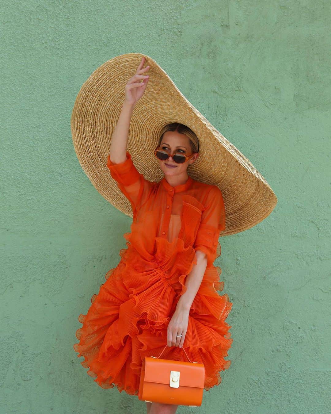 ブレア・イーディーさんのインスタグラム写真 - (ブレア・イーディーInstagram)「<🍊 you glad it is Friday?> #dadjokes taking a walk down memory lane to highlight some of my favorite orange looks. #orangeoutfit #tibi #asseenonme all photos are from 2019」5月9日 2時45分 - blaireadiebee