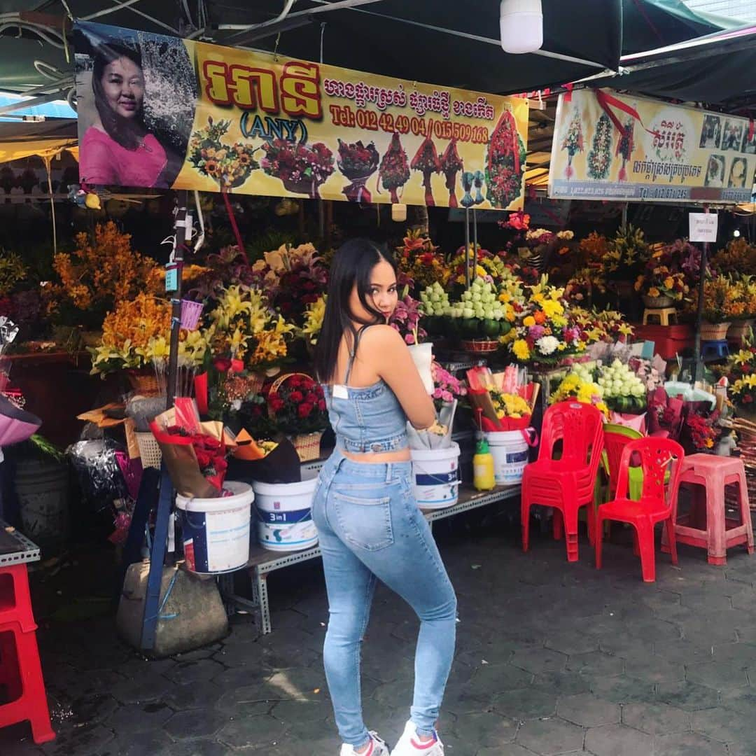 キャット・デルーナさんのインスタグラム写真 - (キャット・デルーナInstagram)「#tbt drinking my coconut water in a Cambodian street food market! VIDEO IN STORIES」5月9日 2時53分 - katdeluna