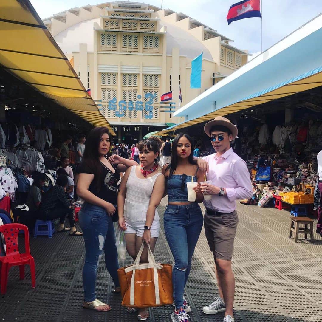 キャット・デルーナさんのインスタグラム写真 - (キャット・デルーナInstagram)「#tbt drinking my coconut water in a Cambodian street food market! VIDEO IN STORIES」5月9日 2時53分 - katdeluna