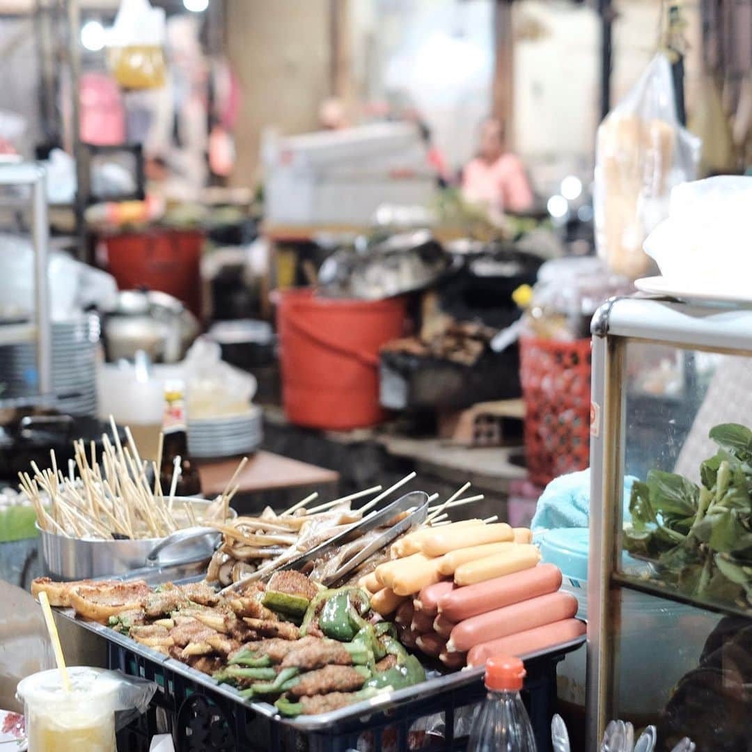 キャット・デルーナさんのインスタグラム写真 - (キャット・デルーナInstagram)「#tbt drinking my coconut water in a Cambodian street food market! VIDEO IN STORIES」5月9日 2時53分 - katdeluna