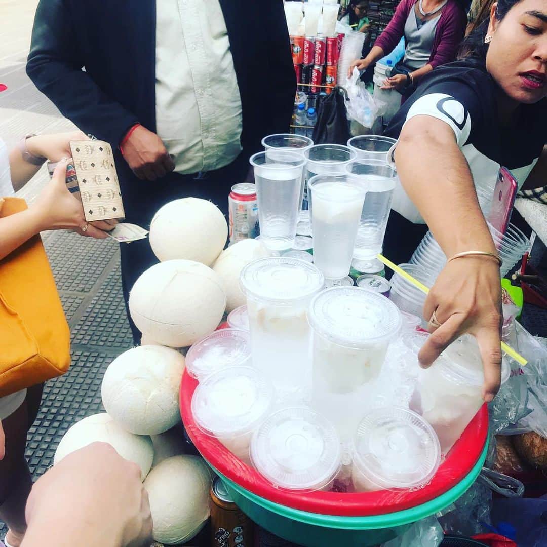 キャット・デルーナさんのインスタグラム写真 - (キャット・デルーナInstagram)「#tbt drinking my coconut water in a Cambodian street food market! VIDEO IN STORIES」5月9日 2時53分 - katdeluna