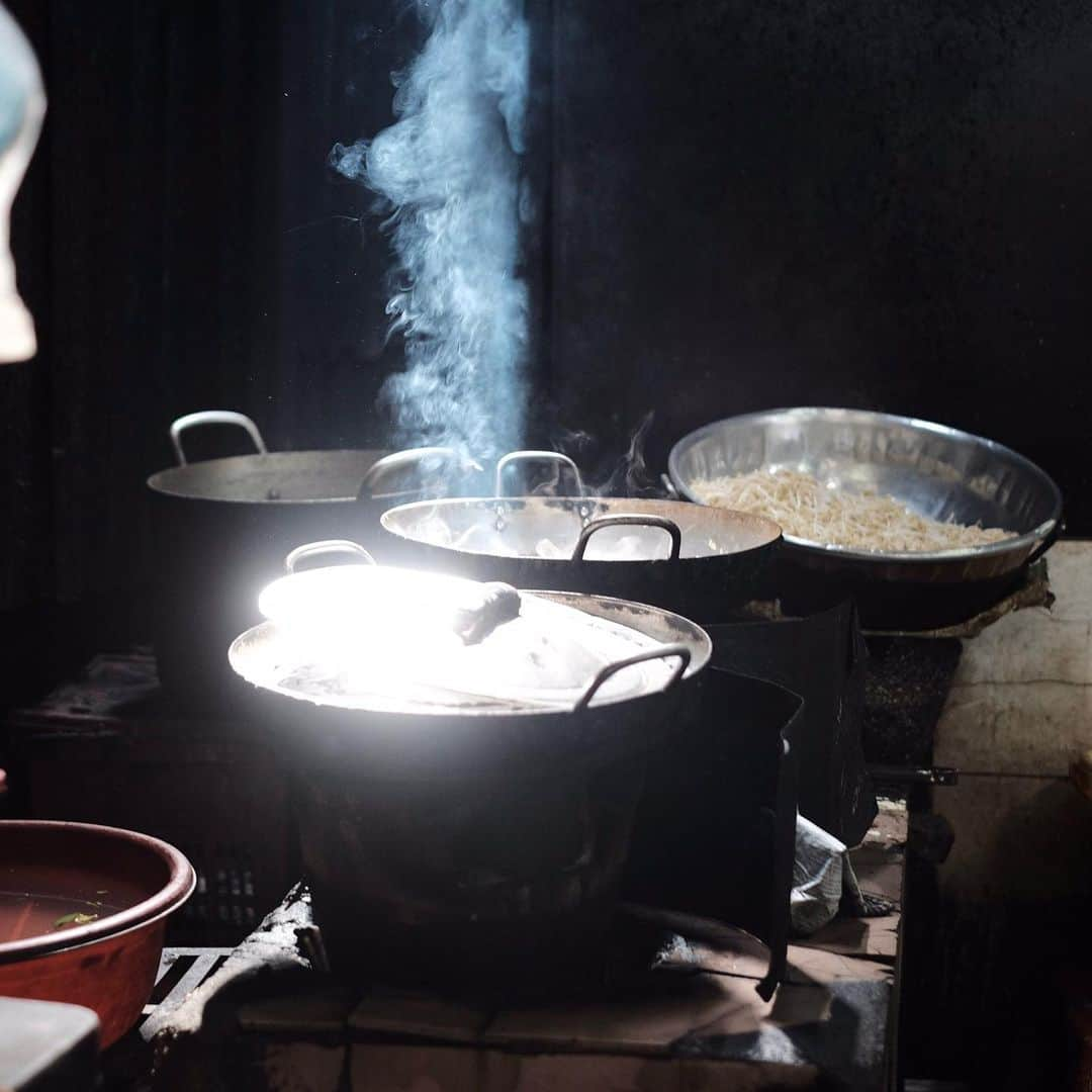 キャット・デルーナさんのインスタグラム写真 - (キャット・デルーナInstagram)「#tbt drinking my coconut water in a Cambodian street food market! VIDEO IN STORIES」5月9日 2時53分 - katdeluna