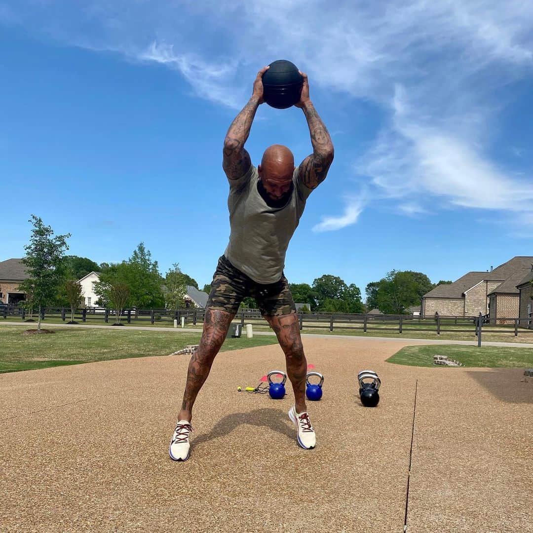 ティム・ハワードのインスタグラム：「Continue to stay active while you’re home! Here is my workout for today: 5 Rounds: 10 Ball slams 20 Kettle Bell Swings 50 Jump rope 4 passes - shuffle drill with cones Wearing @FableticsMen Takeover shorts in Camo print. #FableticsMenAmbassador Use my special link in bio for 50% off of the entire collection. @FableticsMen is donating 20% of net proceeds (with a minimum donation of $50,000) from the line now through May to Heart to Heart International. Heart to Heart international is currently distributing urgently needed equipment and medication to partners in the US and around the world during this global crisis.」