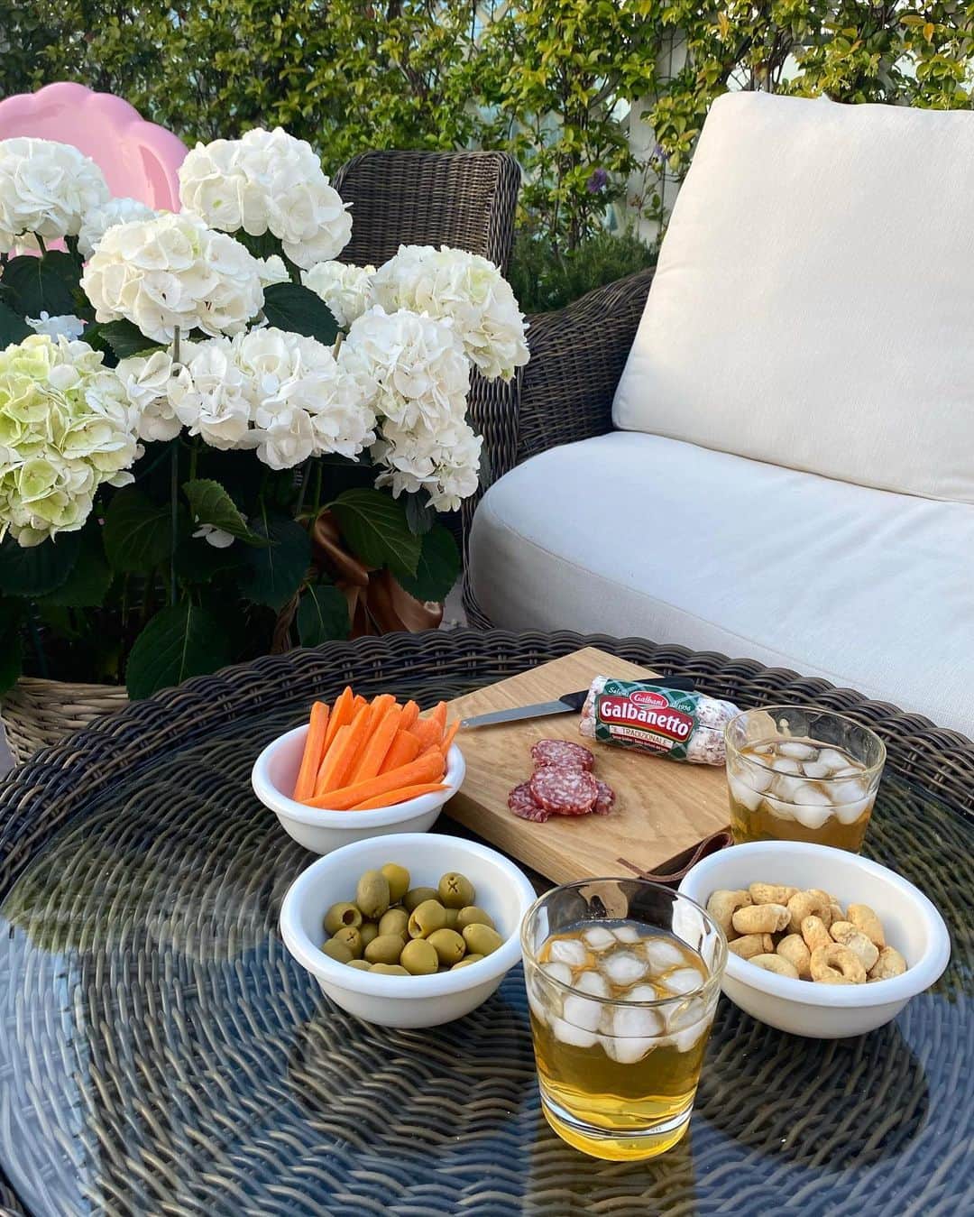 キアラ・フェラーニさんのインスタグラム写真 - (キアラ・フェラーニInstagram)「Typical Italian aperitivo on the terrace today: Galbanetto salame from @galbani_italia, olives, taralli and carrots 🇮🇹 #adv」5月9日 3時00分 - chiaraferragni