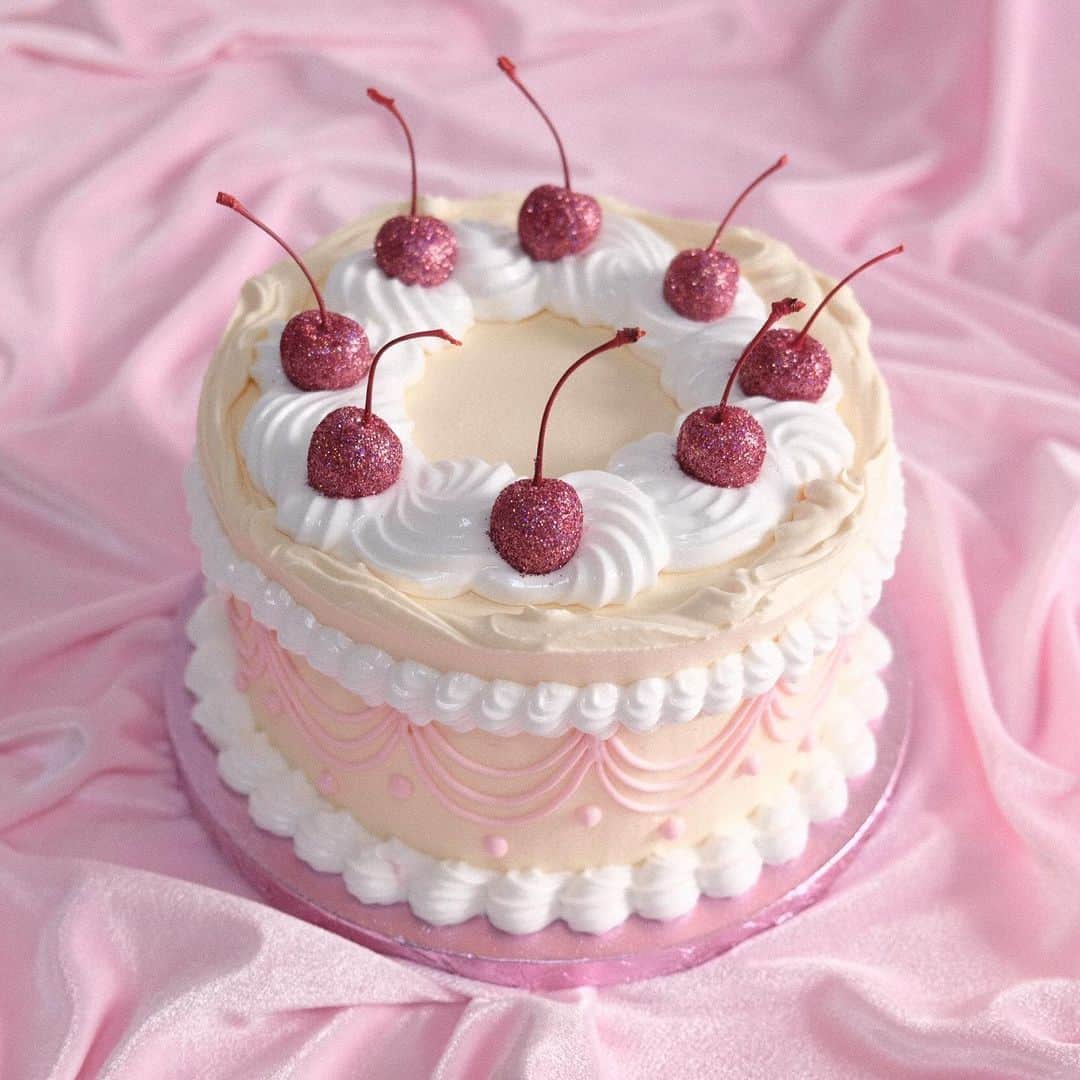 KUNIKAのインスタグラム：「This glitter cherry sugar cake is inspired by @lily_vanilli_cake 🍒﻿ ﻿ ﻿ ﻿ #artofkunika #sugarcake #bespokecake #bespokecakes #cakestagram #fakecake #sweets」