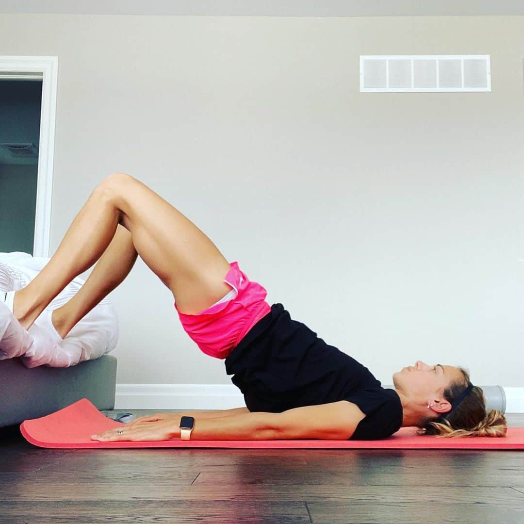 メリッサ・ビショップのインスタグラム：「Off day of running is a perfect opportunity to get your mobility work in! I’ll be honest, I’ve been neglecting this part of training, but it’s so important right now when we can’t see our team to keep us in line. It also feels really great to move your body and open up stuck joints. ⠀⠀⠀⠀⠀⠀⠀⠀⠀⠀⠀⠀ Have 10 minutes? Find a soft surface and get your joints rolling. Hugging your knees to your chest, opening and closing your knees, foam roll, or lay over the side of your bed to help open all those tight back muscles. ⠀⠀⠀⠀⠀⠀⠀⠀⠀⠀⠀⠀ #workfromhome #offdays #yabish #motherrunner」