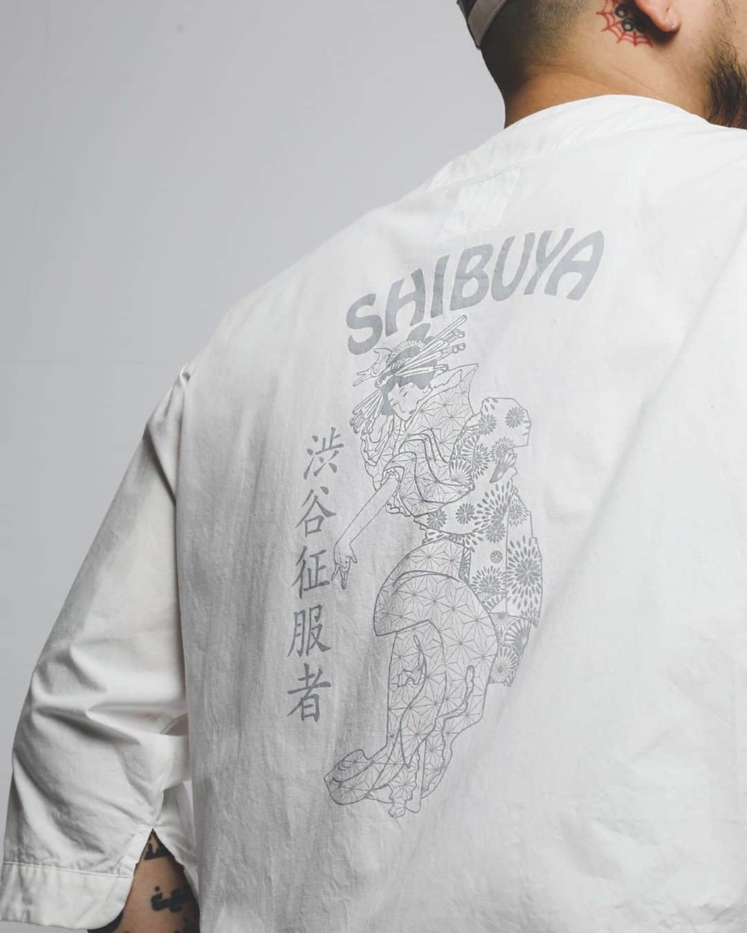 ヴァンキッシュのインスタグラム：「■ Maiko × SHIBUYA DABO Shirt[VWS005] Color:White Size:M・L JPY 11,000 (tax included)  ㅤㅤㅤㅤㅤㅤㅤㅤㅤㅤㅤㅤㅤ Shop link bio！ ——————————————— ‪#VANQUISH #vanquishjp」