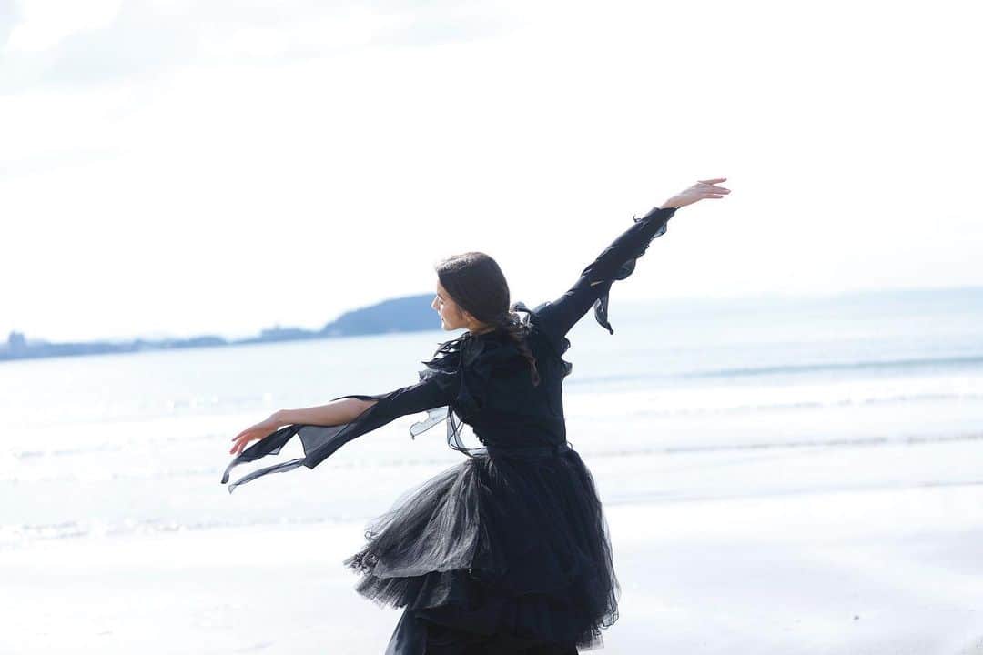 ARAKI SHIROのインスタグラム：「can't wait summer time. . . . dancer Saya ph @nonokokameyama  hm @akikoakiko1217  costume by me . . . #ARAKISHIRO#FUKUOKA#portrait#portraitphotography#photography#fashionphotography#dancephotography#costume#vintagedress#hautecouture#dress#artist#contemporaryart#darkbeauty#model#dancer#contemporarydance#theportraitpr0ject#portraitmood#sombrebeiegs#sombresociety#__bodyart__#model#福岡#ポートレート#モデル#ダンサー#コスチューム#衣装#アラキシロウ」