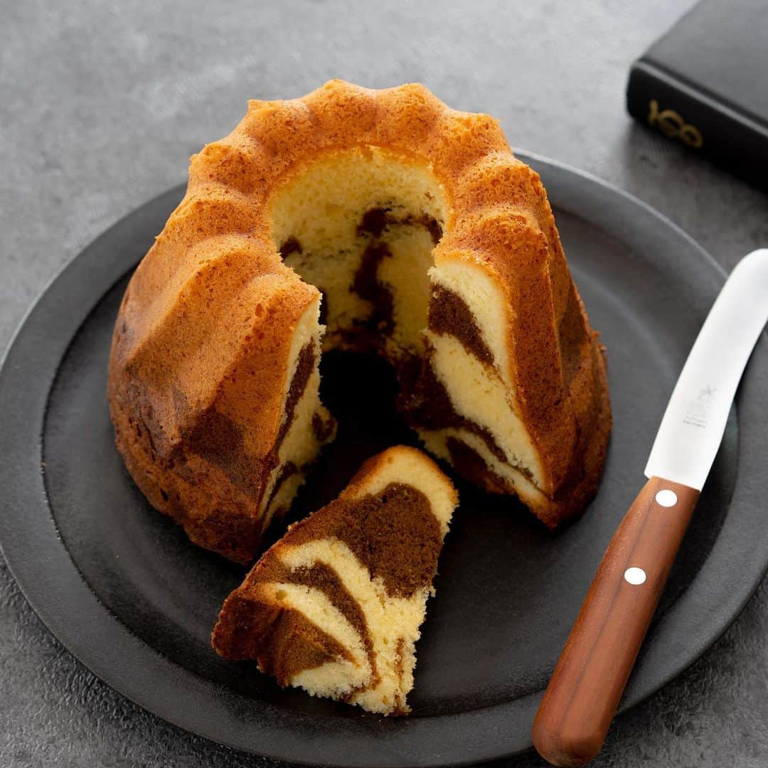 marimoさんのインスタグラム写真 - (marimoInstagram)「【レシピあり】 Coffee marble cake コーヒーのクグロフケーキを 作りました♫ . しっとりバターケーキ生地に 所々のコーヒー風味が美味しい (*´꒳`*) カフェオレみたい…☕️ . ひとつの生地を２種類に分けるので 簡単にマーブルケーキが作れますよ♫ . バターケーキは混ぜるだけだから 初心者の方でも作りやすいですよね (=´∀｀) . . 良かったら作ってみてください♡ . レシピは @tomiz_by_tomizawashouten  富澤商店のWEBサイトの marimoのレシピページにて ご覧頂けます。 ストーリーズにリンクを貼っておきます😋」5月8日 18時34分 - marimo_cafe