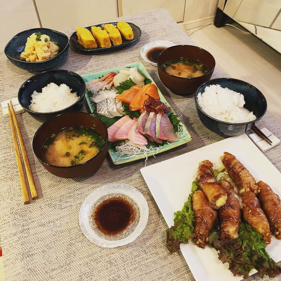 矢部美穂さんのインスタグラム写真 - (矢部美穂Instagram)「今夜も和食🥢和食しか作れません💦久しぶりにお刺身にしてみましたが…ちょうど安売りでラッキーでした🤞玉子焼き、タラモサラダ、えのきとチーズの肉巻き、お刺身、豆腐の味噌汁、白米🍚#おうちごはん #和食ごはん #夕飯 #夕飯おかず#40代 #矢部みほ」5月8日 18時40分 - miho.yabe.0607