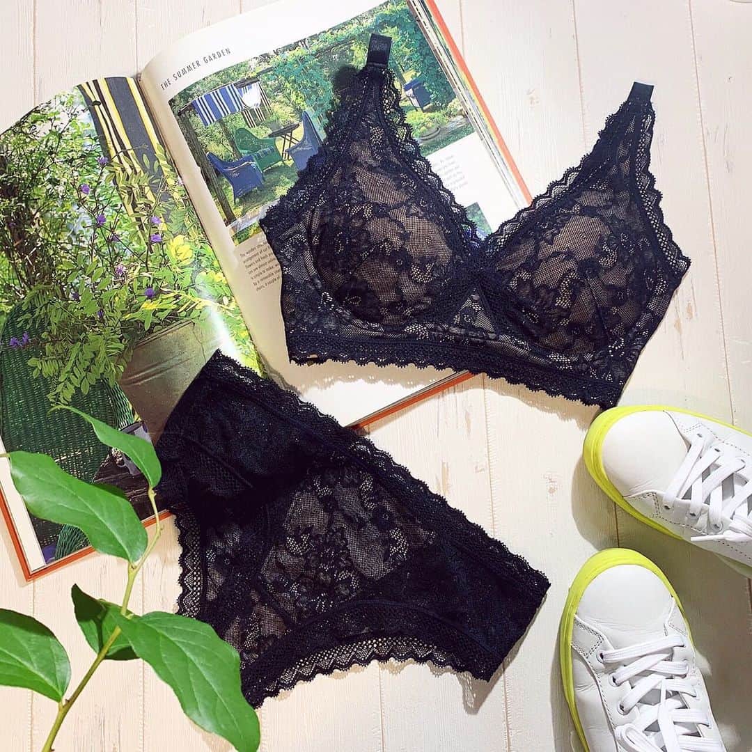 BradelisNewYork/ブラデリスニューヨークのインスタグラム：「. 下着から毎日をHAPPYに…♡ BRADELIS Me [Angel] . おうち時間には、バスト整う快適ノンワイヤー“ブラデリス ミー”を♡ . ミディアムサポートタイプの“エンジェル”は、 “引き上げクロスアップパターン”でバストを引き上げて ノンワイヤーでも、上向きバストメイク♡ . . . #bradelis #bradelisnewyork #ブラデリス #ブラデリスニューヨーク #bradelisme  #ブラデリスミー」