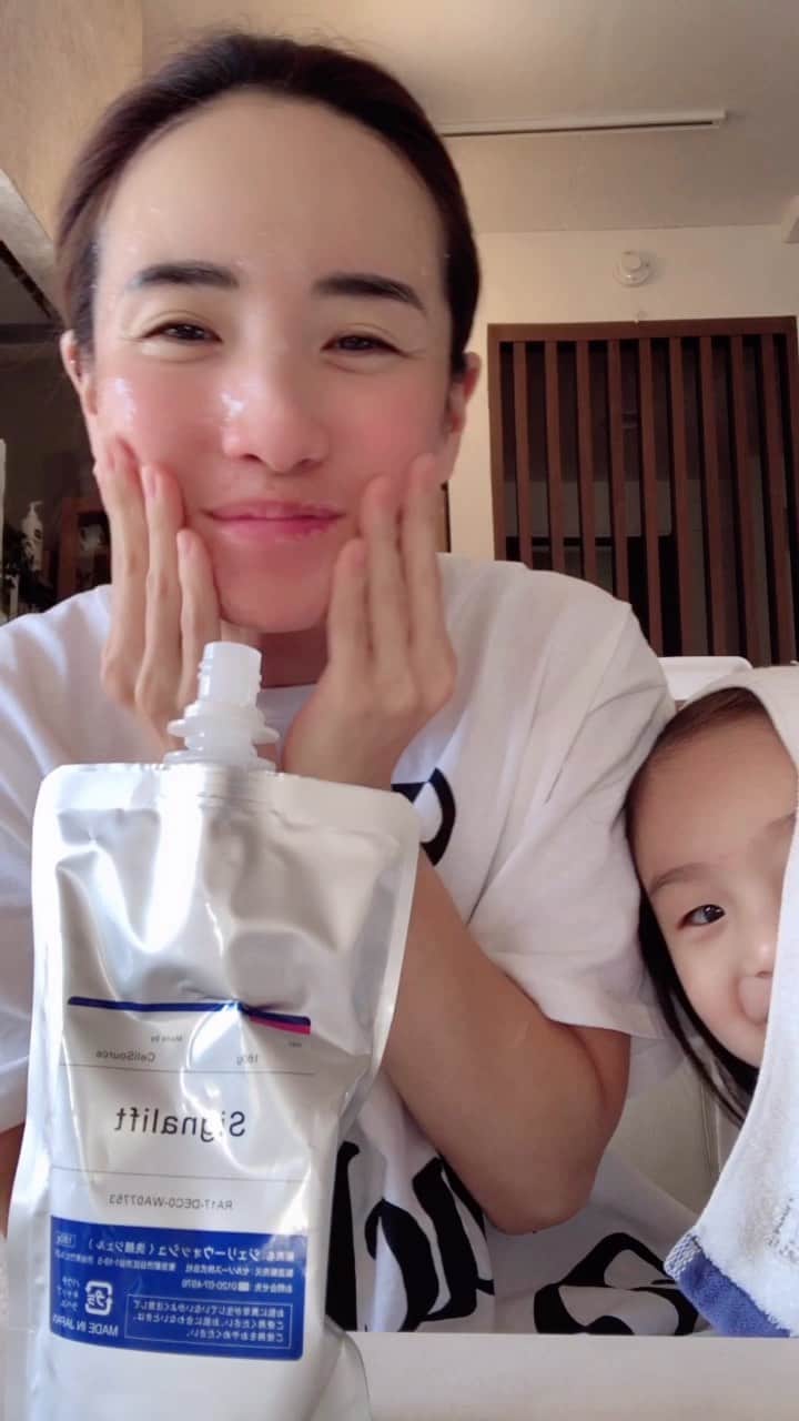 秋定麻紀子のインスタグラム：「いつもの朝を撮ってみました。 起きてまず水をレンチンして白湯に。 (白湯より熱いくらいかな) そしてその間に洗顔&パック&歯磨きを。(約2〜3分) シグナリフト @signalift の洗顔ジェルはホント朝に最高。 泡立たないから肌への負担も極力少なく、そのまま少し時間を置いとけばパック効果もあるので朝の時短スキンケアには最高すぎるアイテムです。 夜はジェルを塗ってから身体を洗います。 そして一気に洗い流します。 本当に優秀なので是非試してみて。  歯磨き粉は娘と一緒に使っているオーラルピース @oralpeace  歯への負担がほとんど無い素敵な歯磨き粉。 これもほとんど泡立たない。  最近「泡」に色々？？？マークが浮かびます。 泡=落ちるという固定概念。 果たして正解なのかどうなのか。 洗濯もそうだし色々考えるものがある。  話戻って 洗顔&パック、歯磨きが終わったら白湯を一気飲み。 さらに白湯で作った青汁も一気飲み。 (やっぱりあの青汁は定期購入する事に決めました) という感じの朝でした。 @signalift @oralpeace  #朝のルーティン #朝洗顔 #朝スキンケア」