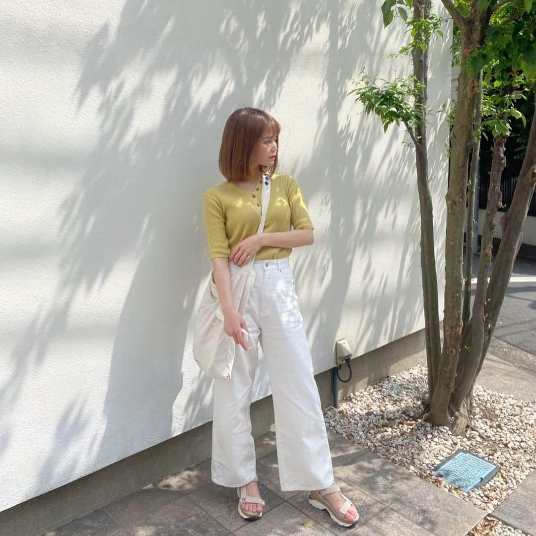 ななぴさんのインスタグラム写真 - (ななぴInstagram)「ピスタチオカラー大好き𓅼🌿🍃🌱🍐﻿ ﻿ ﻿ TOPS & PANTS → : @grl_official ﻿ sandals : @cocodeal_official ﻿ ﻿ ﻿ スーパーに買い出しと仕事の書類のコピー📄しにお出かけ☀️﻿ ﻿ 白いワイドパンツめちゃめちゃお気に入り☝︎﻿ いろんなカラーと合うしウエスト後ろの部分ゴムで楽ちんすぎる😭﻿ ﻿ ﻿ 自粛期間にダル着を着すぎて飽きたので﻿ 一周回ってスーパーや近場でもちゃんと新しい服着るようになりました…🐷﻿ ﻿ ﻿ 可愛い服着てお出かけしたいし﻿ やっぱりこの時期の気候が好きすぎて﻿ 自粛でもテンション上がる☺️💕‼︎﻿ ﻿ ﻿ 海に行きたいなあ〜﻿ ﻿ あと少し頑張りましょう😷﻿ 美容室に行きたいです！！﻿ ﻿ ﻿ ﻿ #おうちじかん　#自粛生活  #stayhome #グレイル　#私服　#スーパー買い出しコーデ　#楽ちんコーデ　#ピスタチオカラー　#ビタミンカラー #春服　#ワイドパンツ　#ホワイトパンツ　#ボブ#ショートヘア　#ショートボブ　#ハイウエスト　#サンダル　#厚底サンダル　#スポサン　#grl #グレイル」5月8日 18時48分 - __nanapgram__