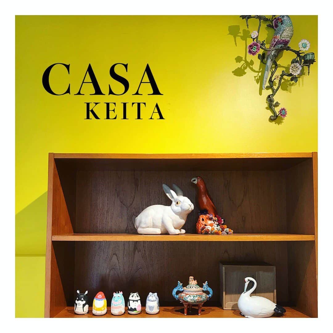 丸山敬太さんのインスタグラム写真 - (丸山敬太Instagram)「. もうまもなくCASA KEITA ONLINE STORE OPEN！ . KEITA MARUYAMAがLIFE STYLEを提案します。 . ファッションだけにとどまらず タイムレスに愛される美しいものやこと… . 生活の一部になれるものを お届けしてゆきます . . CASA KEITA Instagram account ✔︎ @casa_keita . 🛒https://store-keitamaruyama.com/pc/ 5/8 21:00  TOPページのバナーより特設ページへ… . . #interior #interiordesign #interiordecor #lifestyle  #暮らし #家具　#陶器　#骨董　#工芸品」5月8日 18時49分 - keitamaruyama_official