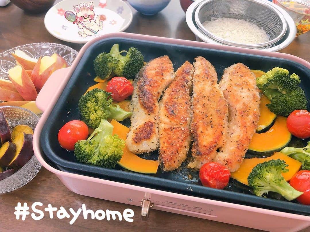 南まりかのインスタグラム：「. 今日のBRUNOランチは、 鮭のバジルチーズ焼き🍴  冷凍しておいた塩鮭を使ったよ✨ 娘はそうめんでした。笑  ① 水で溶いた小麦粉か米粉を鮭の両面に付ける。 ② パン粉と粉チーズとバジル(4:3:1くらいの割合)を混ぜて、バッドに広げる。 ③ ①の鮭に②をまんべんなく付けてオリーブオイルで焼いたら完成♬  簡単にできちゃうのでオススメです✨  #bruno #ホットプレート料理 #お昼ごはん  #鮭のバジルチーズ焼き #塩鮭アレンジ  #冷凍ストック #女の子のママ #レシピ」