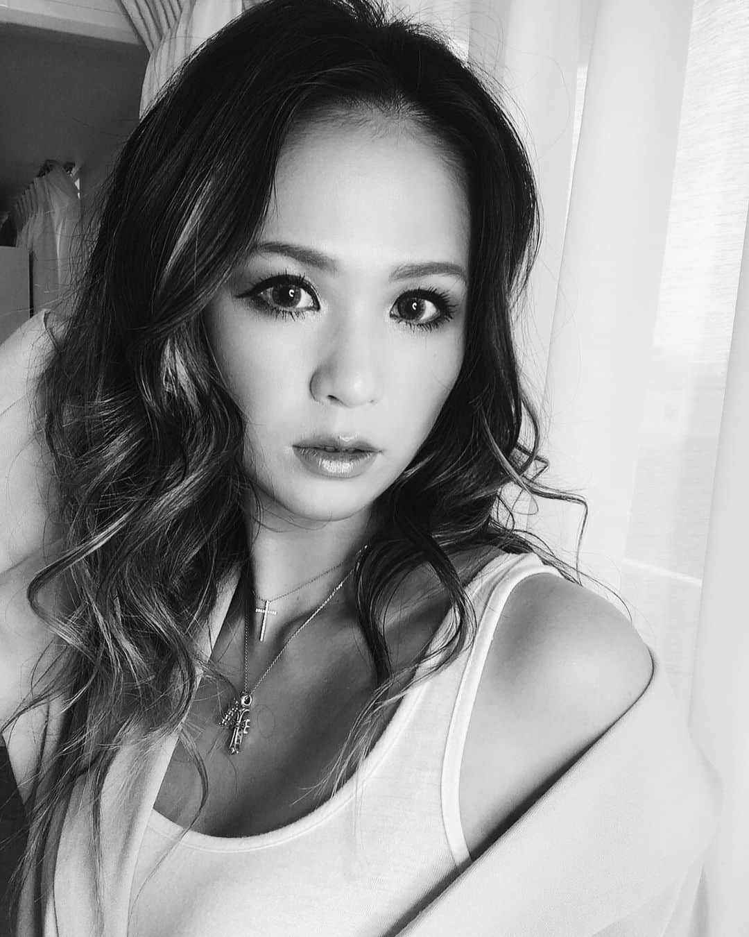 彩希エリナのインスタグラム：「おうち時間が色々掻き立てる🌋自分のマインドや心と部屋の中ってどこかでリンクしてる気がする🏘💭✨箱を逆さまに取り付けた…そんな午後🕓 #blackwhitephotography #blackwhitephoto #camera #safeworld #safeearth #stayathome #stayhomestaysafe #白黒 #白黒写真 #白黒ボンバー #おうち時間 #今日はひたすら大工 #少しずつ変化する #我がお部屋 #一歩一歩の重みが #数ヶ月前より #ズシンズシン」