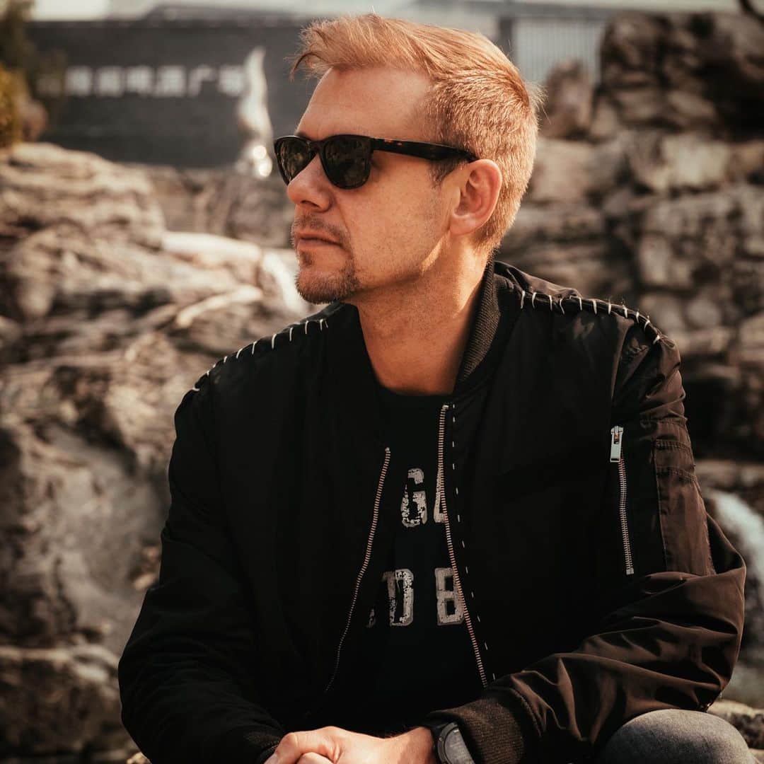 Armin Van Buurenさんのインスタグラム写真 - (Armin Van BuurenInstagram)「I've asked fellow producers to remix some of my biggest classics, which turned out so great that I decided to bundle them into a new album called 'RELAXED'! The release date is May 29, but today we're already kicking the campaign off with the release of the first remix by @trinixmusic of my track 'Make It Right'.」5月8日 19時01分 - arminvanbuuren