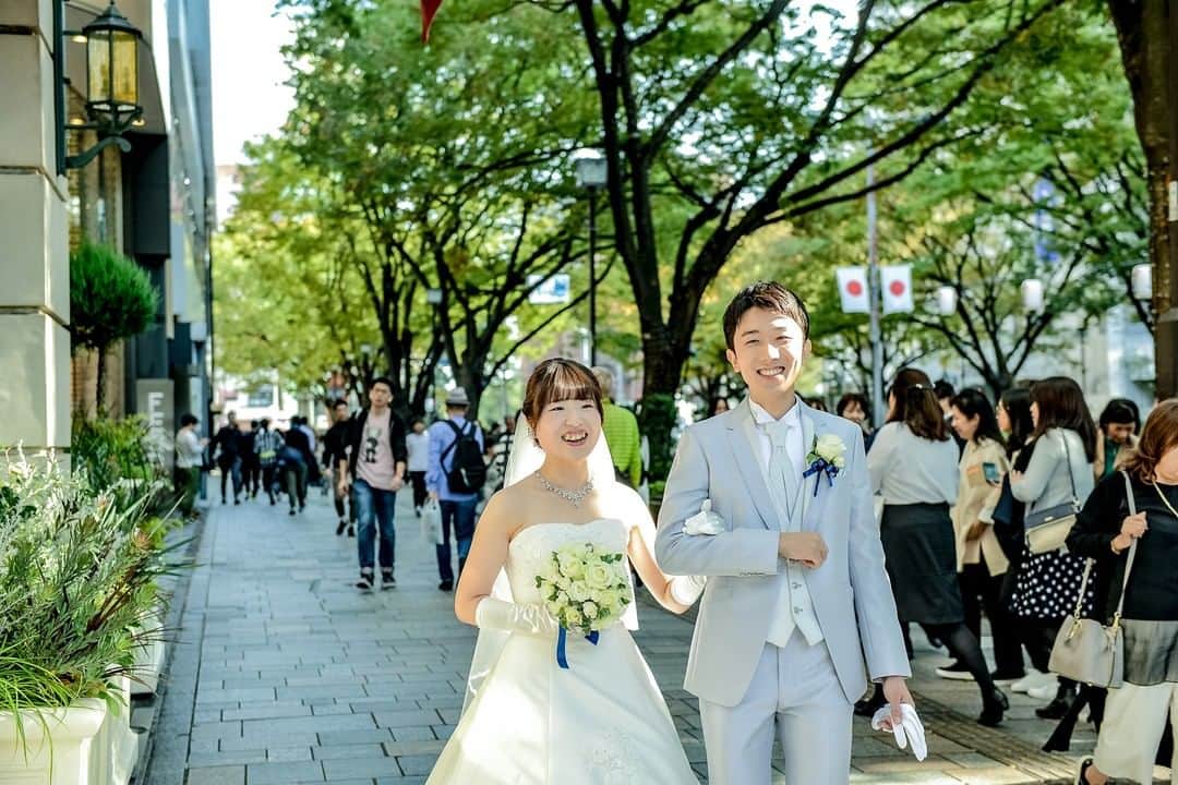 アニヴェルセル 表参道 公式さんのインスタグラム写真 - (アニヴェルセル 表参道 公式Instagram)「* 『表参道の並木道をウェディングドレスで』 * 「この会場で結婚式を挙げるのが憧れでした💗」 * そう言ってくださるおふたりが歩くのは、表参道の風が心地良い並木道。 行き交う人々の中で、おふたりは特に輝いていますよね✨ * これから始まるパーティへの期待に胸を躍らせながら、腕を組み歩くおふたりの表情がとても印象的です😊 * ウェディングドレスで表参道の中心を歩く非日常感は、おふたりにとって一生の想い出に。 特別な場所で理想のご結婚式をお迎えください✨ * * * * @anniversaire_omotesando * * * * #アニ嫁 #アニスタグラム #アニヴェルセル #オリジナルウェディング #アニヴェルセル表参道 #weddingfilm #結婚式レポ #結婚写真 #式場探し #大人婚 #花嫁準備 #おしゃれ花嫁 #ウェディング準備 #東京花嫁 #ウェディングレポ #結婚式場探し #結婚式場 #ウェディングフォト #ブライダルフォト #結婚式写真 #表参道 #新郎新婦 #花嫁 #新婦 #ウェディングパーティー #ウェディングドレス #ウエディングドレス #結婚写真 #前撮り #anista_bigday」5月8日 19時01分 - anniversaire_omotesando