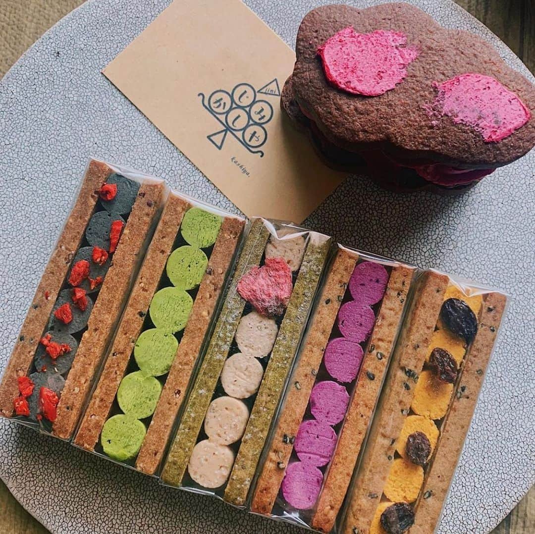 RETRIP<リトリップ>グルメのインスタグラム：「【RETRIP×お取り寄せ】 こちらは「滋味菓子屋（滋味菓子屋）」というお取り寄せ専門のお菓子屋さんです。色鮮やかなバターサンドが人気で、他にもスコーンやグラノーラなど、焼き菓子を中心としたお菓子がありますよ。 . RETRIPでは「おでかけ」に関する様々な情報を発信しています。外出自粛期間は行きたい気持ちを抑えていつか行きたい場所として保存しておいてくださいね。ぜひ他のアカウントもチェックしてみてください！ . @retrip_nagoya_ 名古屋の話題のカフェを紹介 @retrip_osaka_ 大阪のおでかけグルメスポットを紹介 @retrip_kyoto_ 京都のおでかけスポットを紹介 @retrip_fukuoka_ 福岡のおでかけグルメスポットを紹介 @retrip_hokkaido_ 北海道のおでかけスポットを紹介 @retrip_korea_ 韓国の話題のカフェを紹介 @retrip_news 最新のおでかけ情報を紹介 @retrip_nippon 日本の絶景を紹介 @retrip_global 海外の絶景を紹介 @retrip_gourmet 全国の話題のスイーツを紹介 @retrip_dinner 全国の話題のごはんを紹介 @retrip_cafe 全国のおしゃれなカフェを紹介 . ▼RETRIP[リトリップ]のアプリは AppStore、GooglePlay「リトリップ」で検索！ プロフィールのURLからもダウンロードできます。 . photo by  @mirigurume . . #retrip #retrip_rh #滋味菓子屋 #バターサンド #お取り寄せグルメ #カフェ好きな人と繋がりたい #スイーツ好き #スイーツ好きな人と繋がりたい #スイーツ好きな人とつながりたい #グルメ好きな人と繋がりたい #グルメ好き #グルメ好きと繋がりたい #スイーツ部 #カフェ部」