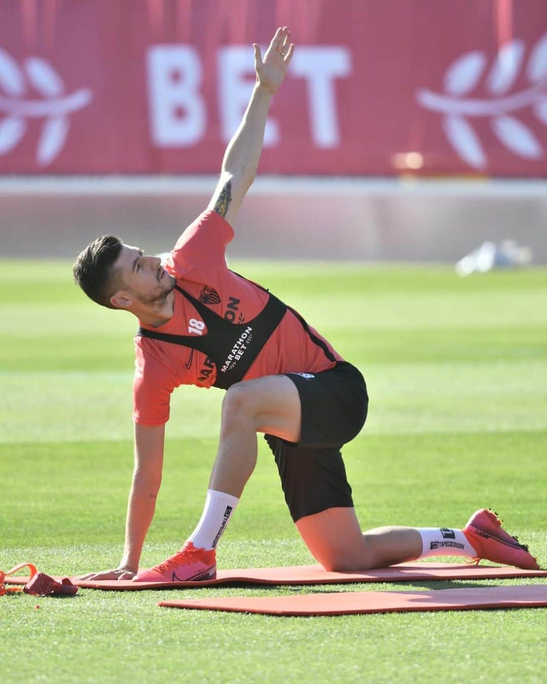 セルヒオ・エスクデロのインスタグラム：「Un pasito más cerca de volver a la competición 💪🏼 #vamosmiSevilla ⚪️🔴」