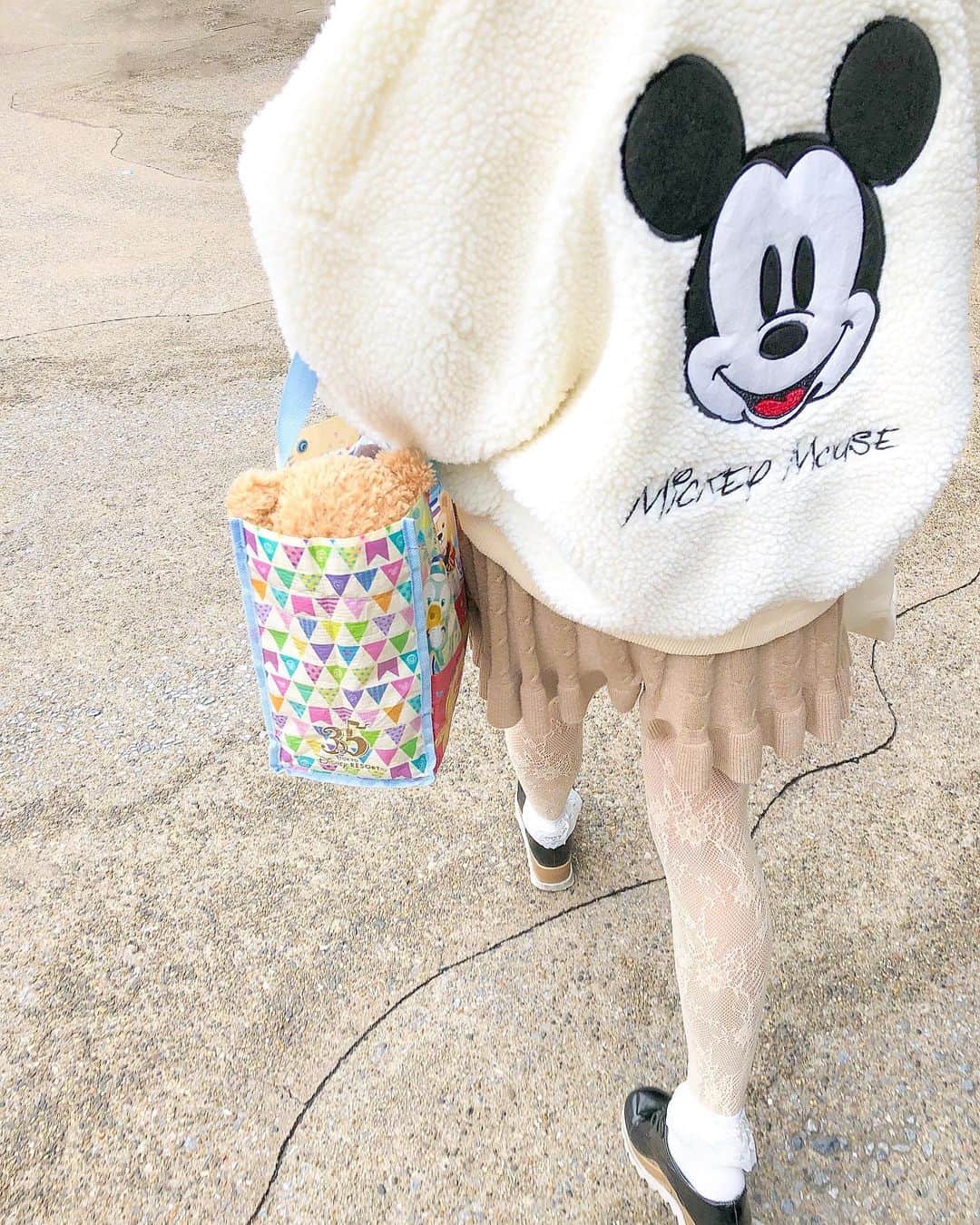 のインスタグラム：「ㅤ ディズニーって 次はどこに行こう〜って 考えるだけでも わくわくしちゃうよね🐭💭💓ㅤㅤㅤ ㅤ ㅤ ディズニーに行けない今 こんな足元の写真見るだけでも そわそわしてしまう🥺💭 ㅤ ㅤㅤ ㅤ ㅤ ㅤ #kana_disney ㅤㅤㅤㅤ #東京ディズニーリゾート #ディズニー #ブルゾン #ミッキー #ミッキーマウス #ディズニーコーデ #tokyodisneyresort #tdr #mickeymouse #disneycode」