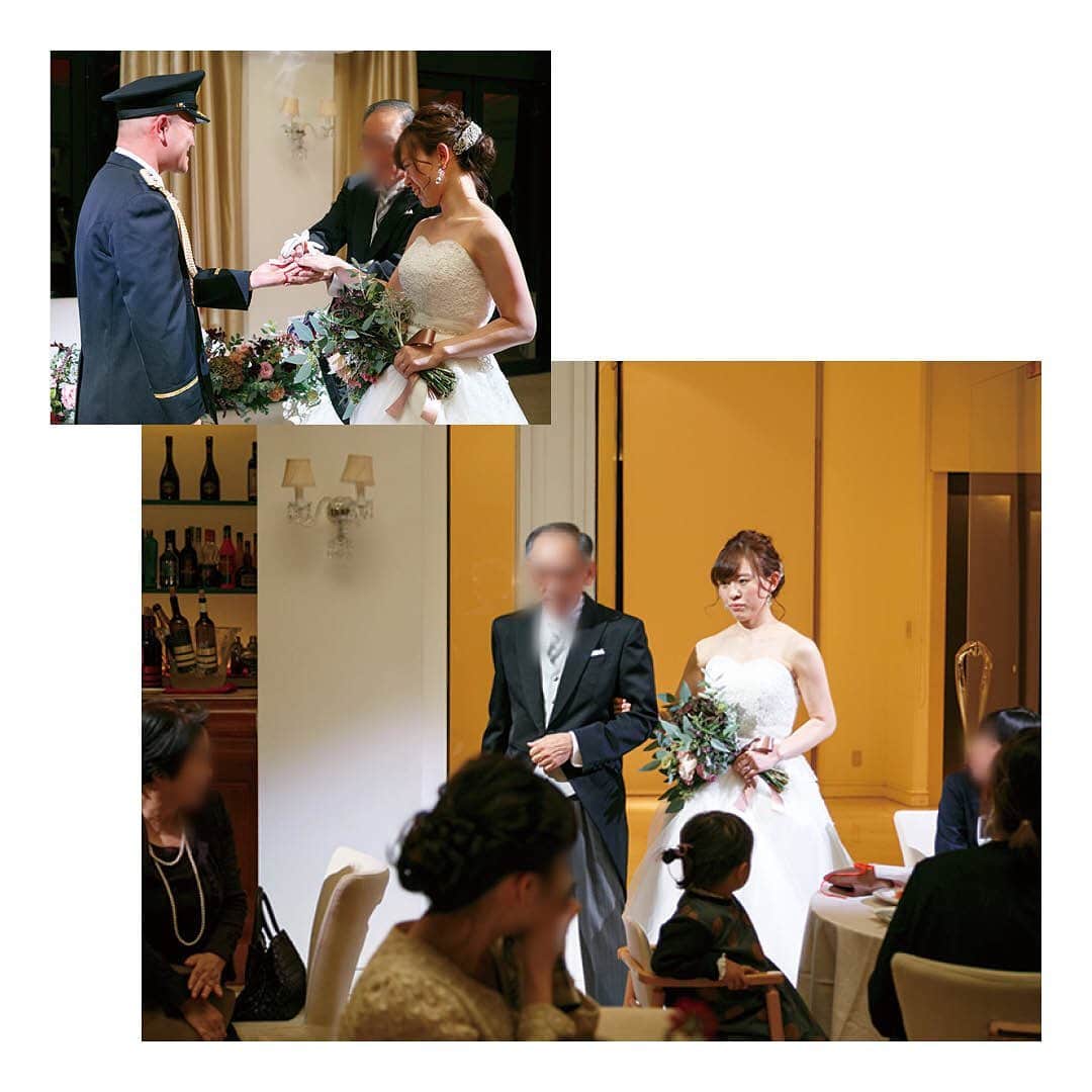 結婚SANKA(けっこんさんか)さんのインスタグラム写真 - (結婚SANKA(けっこんさんか)Instagram)「＼ウエディングレポ／ 『どのシーンもゲストが楽しめるように！参加型の演出やアイテムを取り入れました』富山県富山市　Tさん＆Aさんカップル . ヴィラ・グランディス ウエディングリゾート富山 . 朱い傘が青空に映えて！憧れの護国神社で、厳かな和の結婚式。「兄が護国神社で挙式をしていて、そのときの印象がすごく良かった」と新婦Aさん。当日は天候にも恵まれ、親族が列をなして神殿へと向かう参進シーンも素敵に叶った。 . 披露宴のオープニングは、お互いのゲストに二人のことを知ってもらうために、プロフィールムービーからスタート🎥その後二人がガーデンから登場すると、ゲストもびっくり！ . フォトラウンドはミニ樽の鏡開きで。ブライダルフェアで「おもしろそう」と気に入って、演出に取り入れたそう。ミニ樽の中身はお饅頭で、当日お酒が飲めないゲストへの配慮もばっちり👌 . 二人の中座タイムに会場を沸かせたのは、マジシャンによるテーブルマジック♠️お色直しをしていた二人にもゲストの歓声が聞こえるほど、盛り上がっていたそう。 . 新郎Tさんのお色直し入場は、バルコニーから颯爽と。新婦Aさんは会場をバージンロードに見立てて、お父さんと入場。「育ててもらった感謝の想いをカタチにできてよかったです」と新婦Aさん。 . 数年前に母を亡くした新婦Aさん。落ち込んでいたときに支えてくれたおばさんやいとこなどに、花嫁姿を見せることができて安心してもらえ、結婚式をして良かったと改めて思ったそうです。 . . . 結婚SANKAがつくるWebマガジンmarricoでは、ヴィラ・グランディス ウエディングリゾート富山や、そのほかの会場で挙げた北陸カップルのリアルな結婚式をたくさんレポートしています！ . @kekkonsanka_weddingのURLからmarricoのウエディングレポへ . . about 結婚SANKA . 石川・富山・福井の花嫁のための結婚準備メディアです 雑誌とWebサイト、Webマガジン「marrico」の3つで、北陸花嫁に役立つ地元の結婚準備情報を発信中です . . ＼北陸花嫁を応援／ ただいま、結婚SANKAのWebサイトからブライダルフェアを予約＆参加で、最大16,000円分のギフトカードをもれなく全員にプレゼント中。 結婚準備、新生活、息抜きデートに使ってください https://kekkonsanka.com . .」5月8日 19時11分 - kekkonsanka_wedding