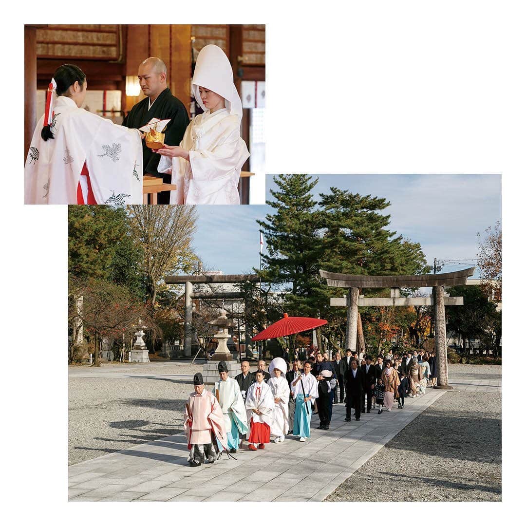 結婚SANKA(けっこんさんか)さんのインスタグラム写真 - (結婚SANKA(けっこんさんか)Instagram)「＼ウエディングレポ／ 『どのシーンもゲストが楽しめるように！参加型の演出やアイテムを取り入れました』富山県富山市　Tさん＆Aさんカップル . ヴィラ・グランディス ウエディングリゾート富山 . 朱い傘が青空に映えて！憧れの護国神社で、厳かな和の結婚式。「兄が護国神社で挙式をしていて、そのときの印象がすごく良かった」と新婦Aさん。当日は天候にも恵まれ、親族が列をなして神殿へと向かう参進シーンも素敵に叶った。 . 披露宴のオープニングは、お互いのゲストに二人のことを知ってもらうために、プロフィールムービーからスタート🎥その後二人がガーデンから登場すると、ゲストもびっくり！ . フォトラウンドはミニ樽の鏡開きで。ブライダルフェアで「おもしろそう」と気に入って、演出に取り入れたそう。ミニ樽の中身はお饅頭で、当日お酒が飲めないゲストへの配慮もばっちり👌 . 二人の中座タイムに会場を沸かせたのは、マジシャンによるテーブルマジック♠️お色直しをしていた二人にもゲストの歓声が聞こえるほど、盛り上がっていたそう。 . 新郎Tさんのお色直し入場は、バルコニーから颯爽と。新婦Aさんは会場をバージンロードに見立てて、お父さんと入場。「育ててもらった感謝の想いをカタチにできてよかったです」と新婦Aさん。 . 数年前に母を亡くした新婦Aさん。落ち込んでいたときに支えてくれたおばさんやいとこなどに、花嫁姿を見せることができて安心してもらえ、結婚式をして良かったと改めて思ったそうです。 . . . 結婚SANKAがつくるWebマガジンmarricoでは、ヴィラ・グランディス ウエディングリゾート富山や、そのほかの会場で挙げた北陸カップルのリアルな結婚式をたくさんレポートしています！ . @kekkonsanka_weddingのURLからmarricoのウエディングレポへ . . about 結婚SANKA . 石川・富山・福井の花嫁のための結婚準備メディアです 雑誌とWebサイト、Webマガジン「marrico」の3つで、北陸花嫁に役立つ地元の結婚準備情報を発信中です . . ＼北陸花嫁を応援／ ただいま、結婚SANKAのWebサイトからブライダルフェアを予約＆参加で、最大16,000円分のギフトカードをもれなく全員にプレゼント中。 結婚準備、新生活、息抜きデートに使ってください https://kekkonsanka.com . .」5月8日 19時11分 - kekkonsanka_wedding