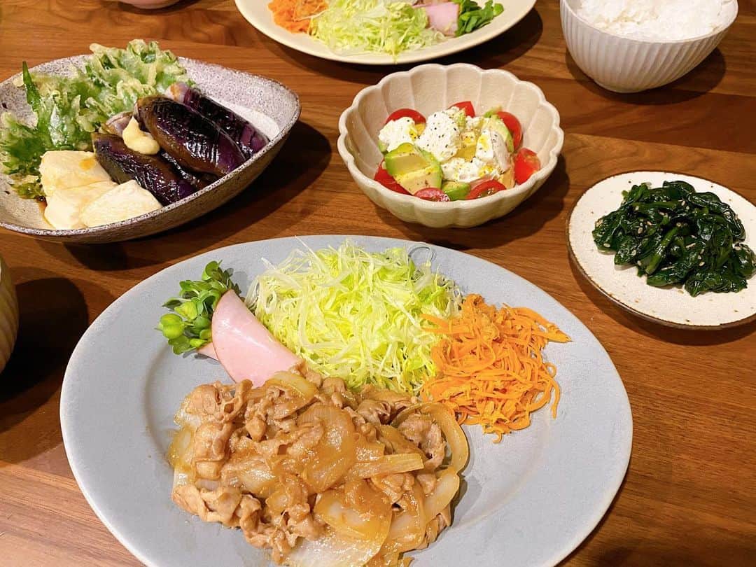 近藤千尋のインスタグラム：「今日は子供も食べれるように 生姜をあんまり感じない こま切れの生姜焼き。笑🥩 揚げ出し豆腐と茄子と大葉🍆☘ さて、お風呂入ろう❤️🛁 #スピード料理　笑」