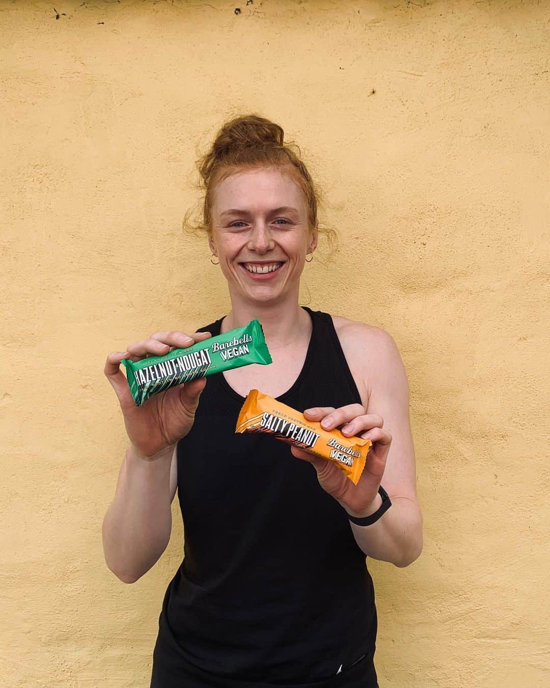 マチルドU・クラマーのインスタグラム：「Reklame | G I V E A W A Y !  Vind én kasse af hver af de nye, veganske #barebells proteinbarer! . . Du deltager ved: 1. At følge @mathildeukramer og @barebells.dk  2. Skriv en kommentar om hvem du vil dele de nye barer med #påafstand ? 🤗  Konkurrencen slutter søndag 10. Maj kl. 16.00!  #reklame #giveaway #konkurrence #barebellsdk #proteinbarer #vegan 📸 @mathildeheltbech」