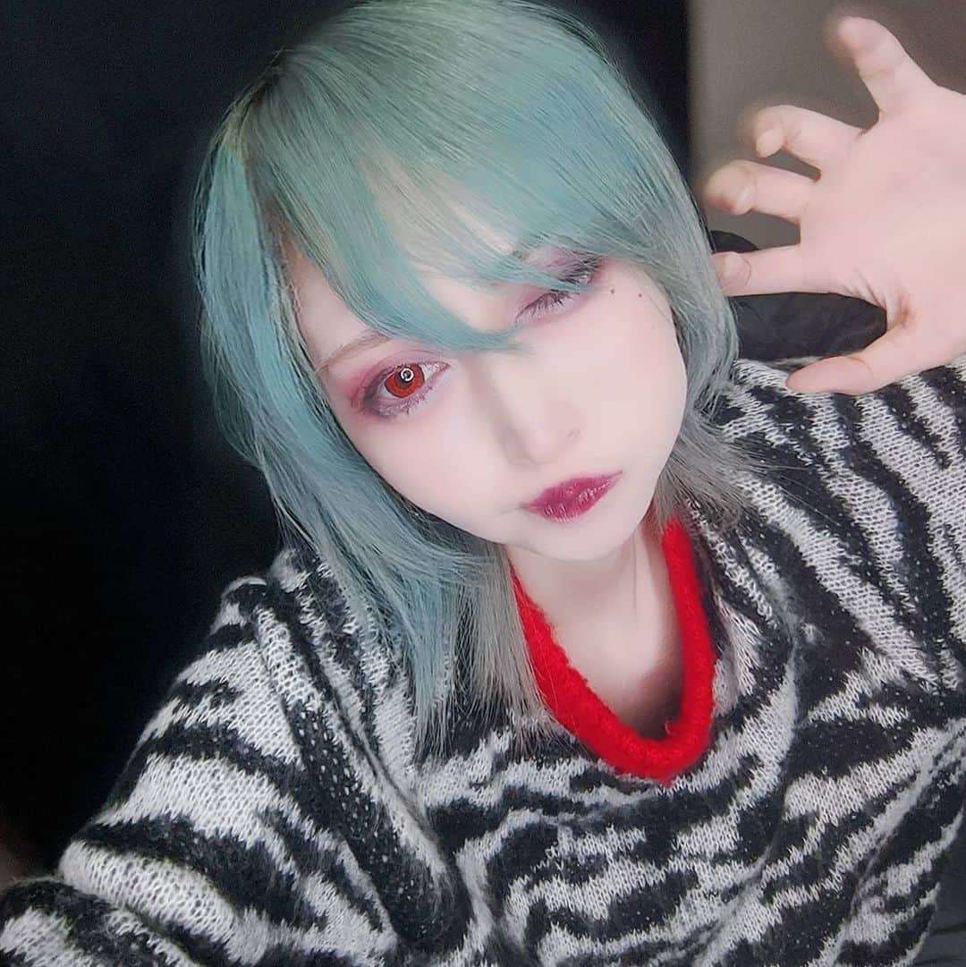 のむらこいちさんのインスタグラム写真 - (のむらこいちInstagram)「昨日みんなに色とか選んでもらいながらメイクキャスしたので久々の自撮りです🌈😇🌈 ちょっと暴れん坊感がでてしまったので間で中和する写真をはさみました。笑  みんな元気に過ごしてるといいなぁ🙌🙏 #派手髪 #cosplay #ブルーヘアー #grunge #japanese #ウルフヘア #makeup #vampire #赤リップ」5月8日 19時19分 - nmr51san