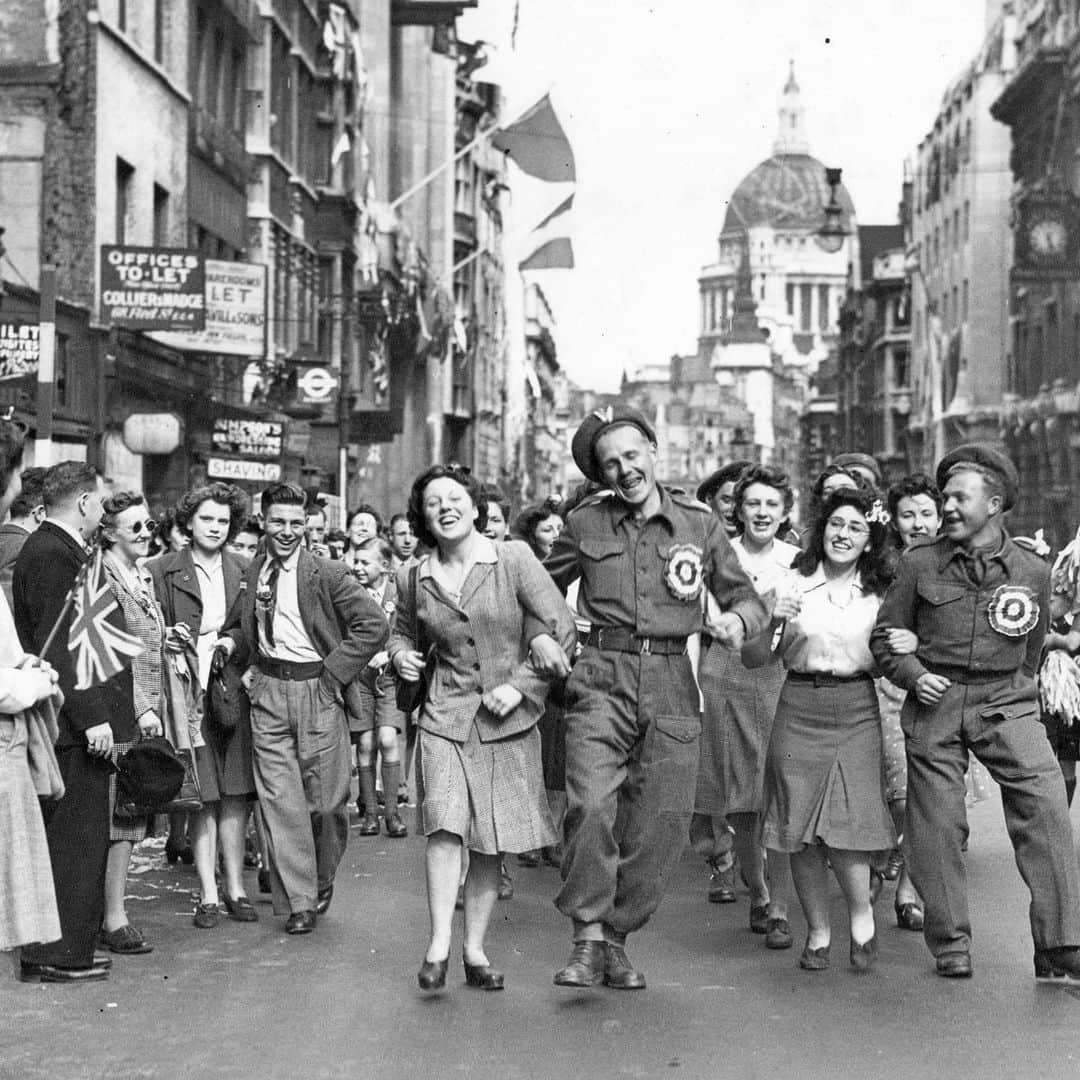 ガブリエル・アドコックのインスタグラム：「🇬🇧 75th anniversary V-E DAY 🇬🇧 A Day to remember those who fought for our country, a day to celebrate peace in Europe & a day to be grateful to every single hero past & present #veday75」
