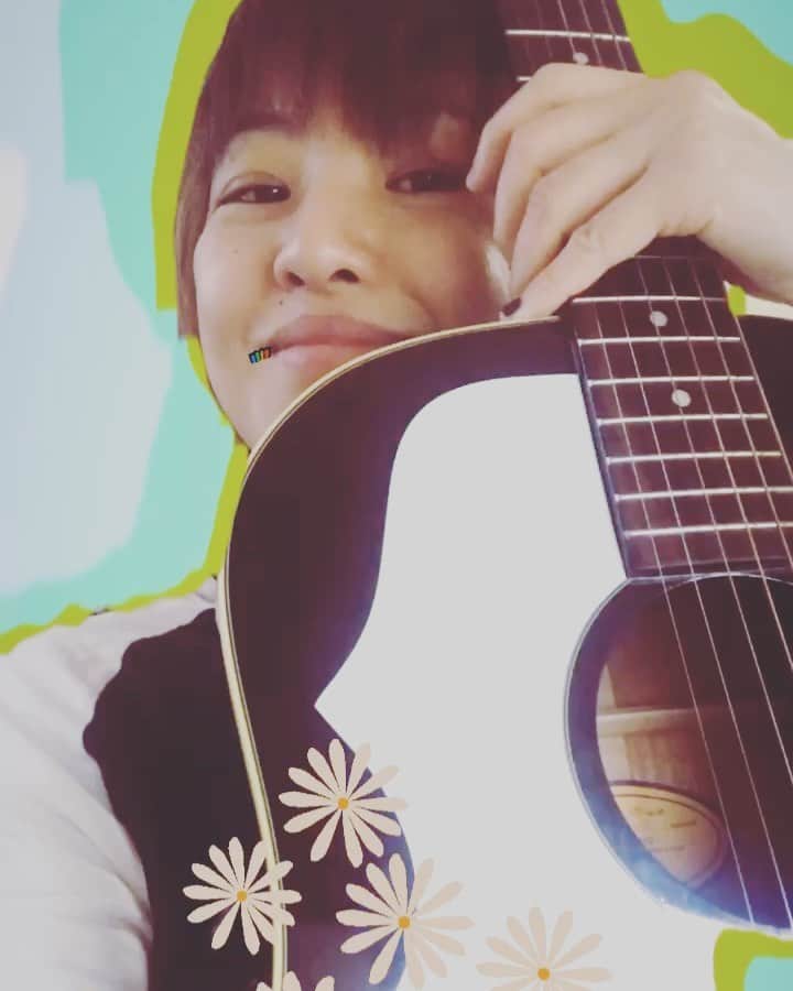 五十鈴ココのインスタグラム：「YouTubeにこれから 過去の作品たちや新曲も upして行きたいと思ってます🔥🎸 ・ ・  五十鈴ココ チャンネル登録をポチりとして 頂けたら とっても喜びます🦄🦋 ・ ・  このインスタのprofileに YouTubeのURLを載せておくね！  よろしくお願いしまーす🦈♥️ ・ ・  画面越しからでも みんなに 何を伝えられるか 色々と模索中🤭💫 ・ ・  元気の出る歌 歌うぞぇ🔥🔥🔥 ・ ・  超絶ステキな ギタリスト おかざきまことさん @makoto_okazaki に ギターを教わっておるのじゃ。 ・ ・」