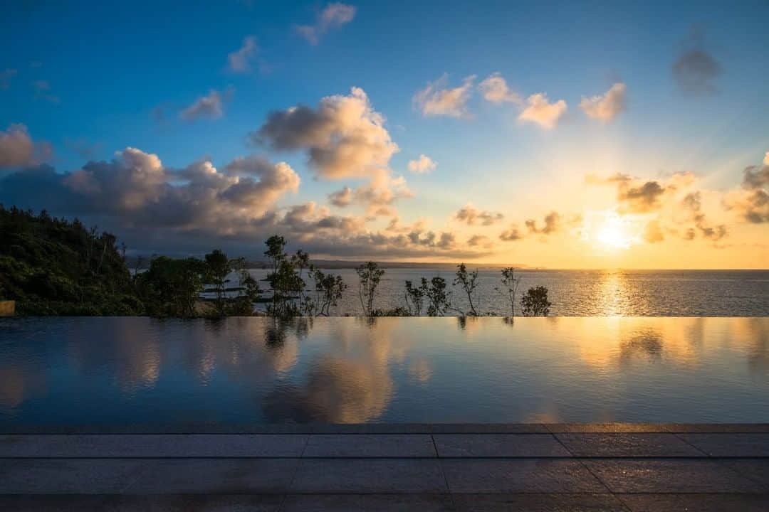 Relux | リラックスさんのインスタグラム写真 - (Relux | リラックスInstagram)「【料理・宿泊・おもてなしのすべてを追求し尽したリゾート】 . 📍THE HIRAMATSU HOTELS ＆ RESORTS 宜野座 / 沖縄県 . コバルトブルーの海と亜熱帯グリーン。 東海岸ならではの、朝日が美しい場所に佇みます。  緩やかな斜面にそって並ぶ客室は、部屋ごとに趣が異なるのが特徴。豊かな自然を身近に感じることができる心地のよい空間が広がります。  お料理の魅力は、沖縄で出会った生産者の方々の想いと、沖縄独特の食材。ここ宜野座でしか味わえないコース料理をご堪能いただけます。 . 〜写真で旅気分〜 . @hiramatsuhotels_resorts_ginoza . #沖縄県 #thehiramatsuhotelsandresortsginoza #ひらまつ宜野座 #沖縄旅行 #沖縄観光 #ひらまつ #宜野座村 #おうち時間 #おうちで旅行気分  #国内旅行 #週末旅 #週末旅行 #大人の休日 #記念日旅行 #誕生日旅行 #温泉旅行 #旅館 #温泉旅館 #ホテル #ラグジュアリーホテル #リゾート #リゾートホテル #旅スタグラム #旅行好きな人と繋がりたい #unknownjapan #japantravelphoto」5月8日 19時30分 - relux_jp