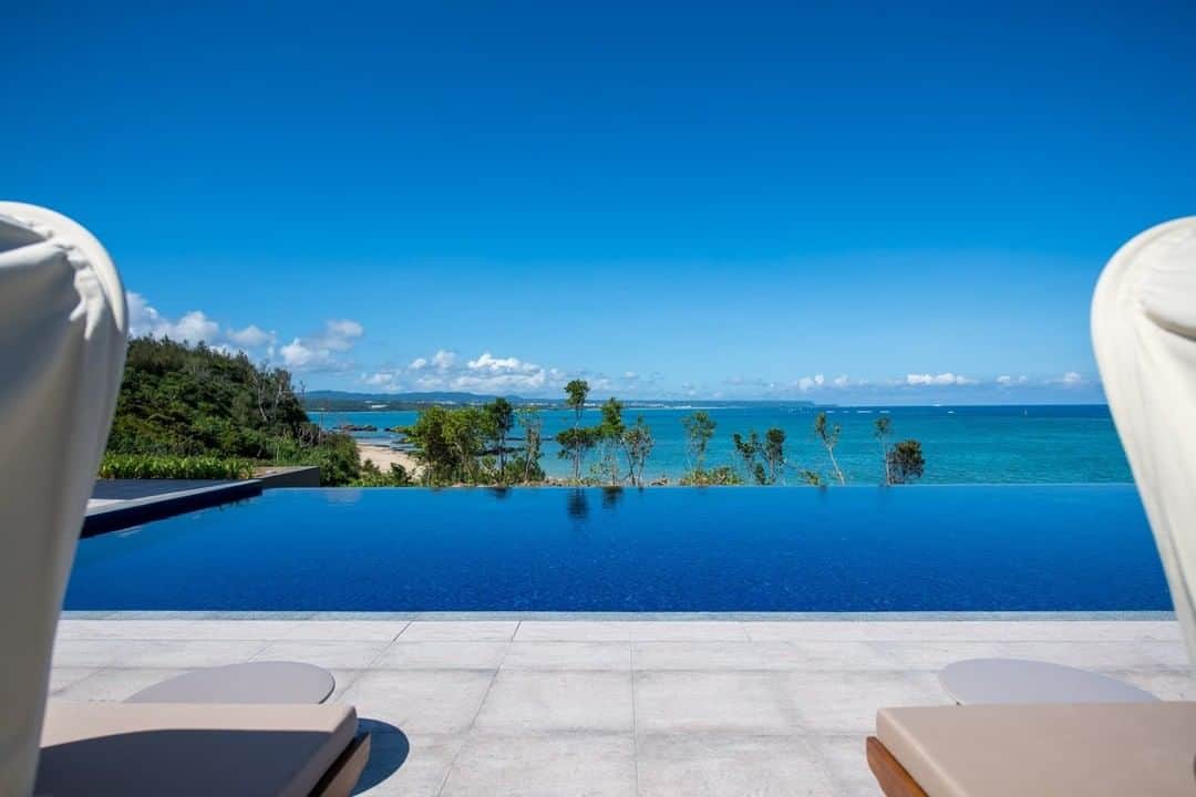 のインスタグラム：「【料理・宿泊・おもてなしのすべてを追求し尽したリゾート】 . 📍THE HIRAMATSU HOTELS ＆ RESORTS 宜野座 / 沖縄県 . コバルトブルーの海と亜熱帯グリーン。 東海岸ならではの、朝日が美しい場所に佇みます。  緩やかな斜面にそって並ぶ客室は、部屋ごとに趣が異なるのが特徴。豊かな自然を身近に感じることができる心地のよい空間が広がります。  お料理の魅力は、沖縄で出会った生産者の方々の想いと、沖縄独特の食材。ここ宜野座でしか味わえないコース料理をご堪能いただけます。 . 〜写真で旅気分〜 . @hiramatsuhotels_resorts_ginoza . #沖縄県 #thehiramatsuhotelsandresortsginoza #ひらまつ宜野座 #沖縄旅行 #沖縄観光 #ひらまつ #宜野座村 #おうち時間 #おうちで旅行気分  #国内旅行 #週末旅 #週末旅行 #大人の休日 #記念日旅行 #誕生日旅行 #温泉旅行 #旅館 #温泉旅館 #ホテル #ラグジュアリーホテル #リゾート #リゾートホテル #旅スタグラム #旅行好きな人と繋がりたい #unknownjapan #japantravelphoto」