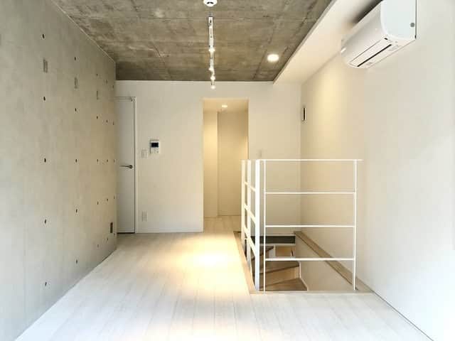 グッドルームさんのインスタグラム写真 - (グッドルームInstagram)「▼光を使いこなす。  メゾネットタイプの1LDKのお部屋で、 ＜光を使いこなす＞生活を始めませんか？ ＊敷金礼金がかからないお部屋です＊ ＊2019年12月築の新築のお部屋です＊ ⁠ -------------------⁠ ⁠ 東京 #東新宿 1LDK 53.44㎡ ⁠ メゾネットタイプの1LDKのお部屋。  1階部分はコンクリートのクールさと あたたかみのあるフローリングが 絶妙なバランスで融合しています。  2つの窓のおかげで風通しもいいので、 気持ち良い時間が過ごせそうですよ。  地下は陽の光をあえて抑えて、 おだやかな光が入り込む空間。  ここにデスクを置けば集中して作業できそう。 奥にベッドを置いて寝室にすれば、 お昼でも熟睡できそうだなぁ。  ちなみに1階も地下もかなり広々。 空間を活かしたレイアウトを楽しんでくださいね。 ⁠ ・⁠ こちらの物件は実際に住めるお部屋です。詳細はストーリー、ハイライトにて！⁠ ・⁠ こだわりのお部屋探しは、@goodroom_jp から URLをチェック！⁣⁣⁣⁣⁣⁣⁣⁣⁣⠀⁣⠀⁠ ・⠀⁠ ※最新のお家賃につきましては、リンク先物件ページからご確認ください。⁠ ⁠・⁠ #goodroom #interiordesign #decoration #myhome #homedesign #interiordecor #urbanlife #apartment #tokyo⁠ #東京 #生活 #シンプルな暮らし #シンプルライフ #日々の暮らし #引っ越し #暮らしを整える #二人暮らし #ファミリー暮らし #物件探し #お部屋探し #お洒落な暮らし #理想の空間 #空間デザイン #間取り図 #賃貸⁠ #メゾネット #新築 #ホワイトキッチン #階段のある家」5月8日 19時30分 - goodroom_jp