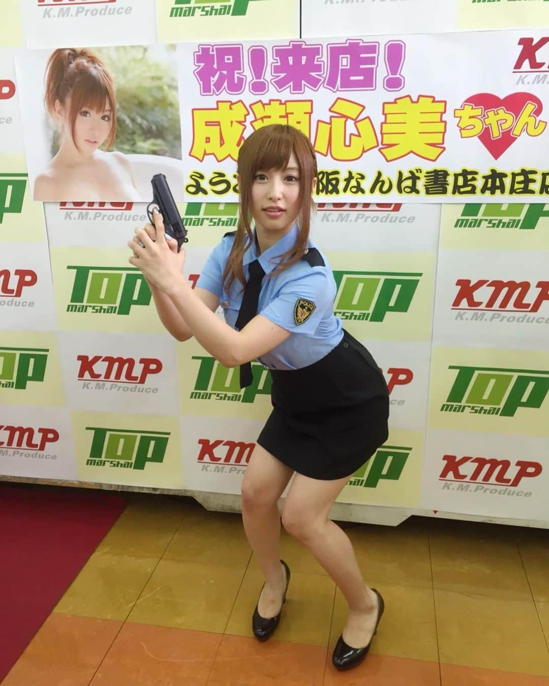 成瀬心美さんのインスタグラム写真 - (成瀬心美Instagram)「🚓 . . へっぽこ 警察官です。 . . 大阪での サイン会のひとこまです☺️ . . またやりたいねー！ サイン会✨ . . #police #cosplay #event #followｍe #サイン会 #コスプレ #大阪 #なつかしのここさんシリーズ」5月8日 19時35分 - coco3ndazo