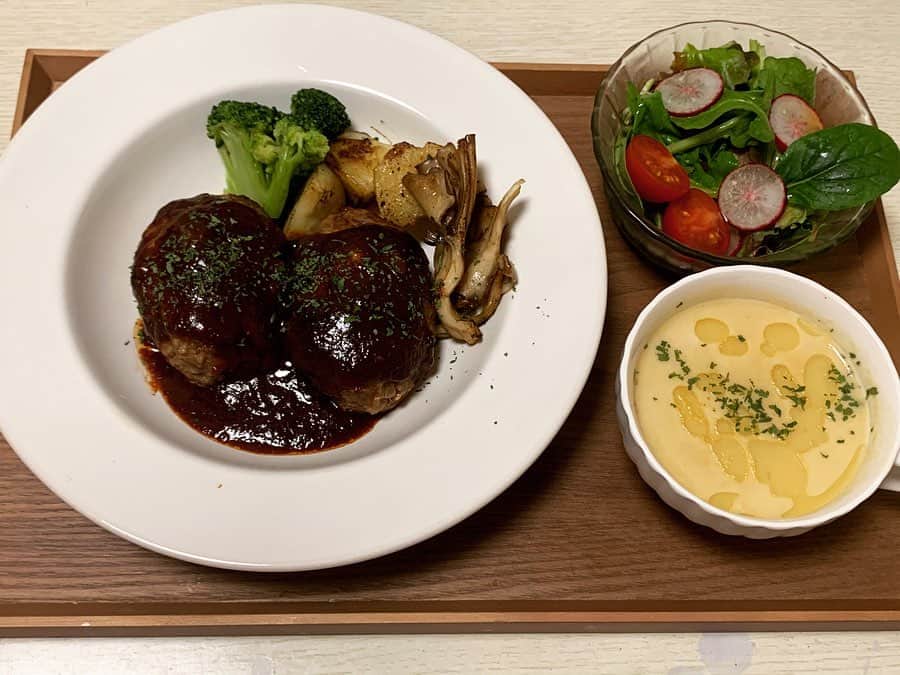 七尾カンナのインスタグラム：「. . おうちごはん . 🍴ハンバーグ 🍴コーンポタージュ 🍴サラダ . ハンバーグは割った時に肉汁出てくるハンバーグがわたしの好きなタイプです🤤💕 肉汁ハンバーグの作り方が気になる方は今日上げたYouTubeの動画観てねん😎💕 . ハンバーグもサラダもコンポタも全部美味しくできました◎ . . . . . . . #おうちごはん #おうち時間 #おうち時間 #料理 #クッキングラム #クッキング #献立 #ハンバーグ #七尾めし #フォローミー」