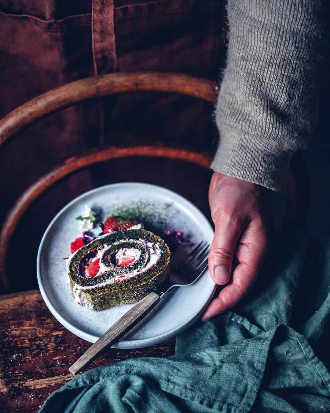 Our Food Storiesさんのインスタグラム写真 - (Our Food StoriesInstagram)「Working on a new recipe - this delicious gluten-free matcha swiss roll with strawberries and coconut cream will be on the blog tomorrow 🍰😋 #ourfoodstories  ____ #glutenfreerecipes #glutenfreecake #glutenfri #glutenfrei #matchacake #matchalove #foodphotographer #foodstylist #germanfoodblogger #vscofood #momentslikethese #simplejoys #devolceramics #countrysidelife #fellowmag #verilymoment #bakinglove」5月8日 19時46分 - _foodstories_