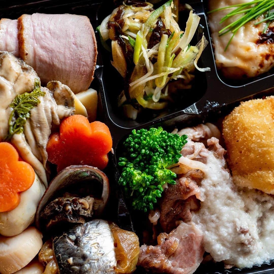 武井義明さんのインスタグラム写真 - (武井義明Instagram)「数量限定で少数生産の、食堂とだかのお弁当。予約して、１時間歩いて買いに行った甲斐があったなー。小皿でひとつずつ食べるスタイルなんだろうけど、大皿に盛ってみました。日本酒、日本酒〜♪」5月8日 19時41分 - bebechef