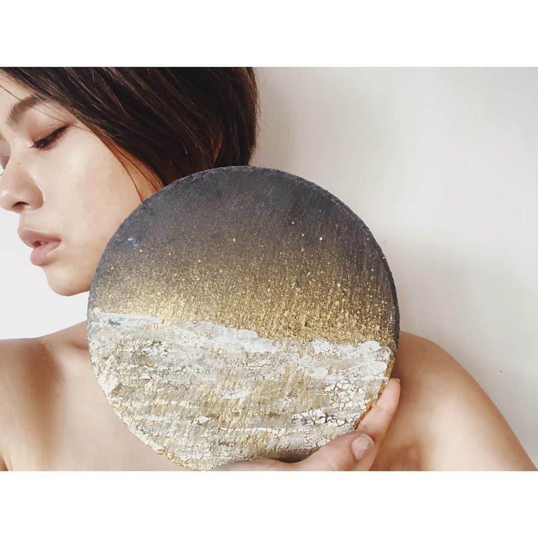 金城優華のインスタグラム：「『石畳』﻿ ﻿ ﻿ 夜空の様な﻿ 煌めく太陽の様な﻿ 輝く向う側へと続く﻿ 石畳。﻿ ﻿ 溶岩石に描いてみた。﻿ ﻿ ﻿  #前投稿との差。笑 ﻿ #金城優華﻿ #沖縄﻿ #お絵描き﻿ #お家時間﻿ #お家で出来ること﻿ #天然素材﻿ #stone﻿ #art﻿ #stayhome﻿  #instapic  #vscocam  #igers」