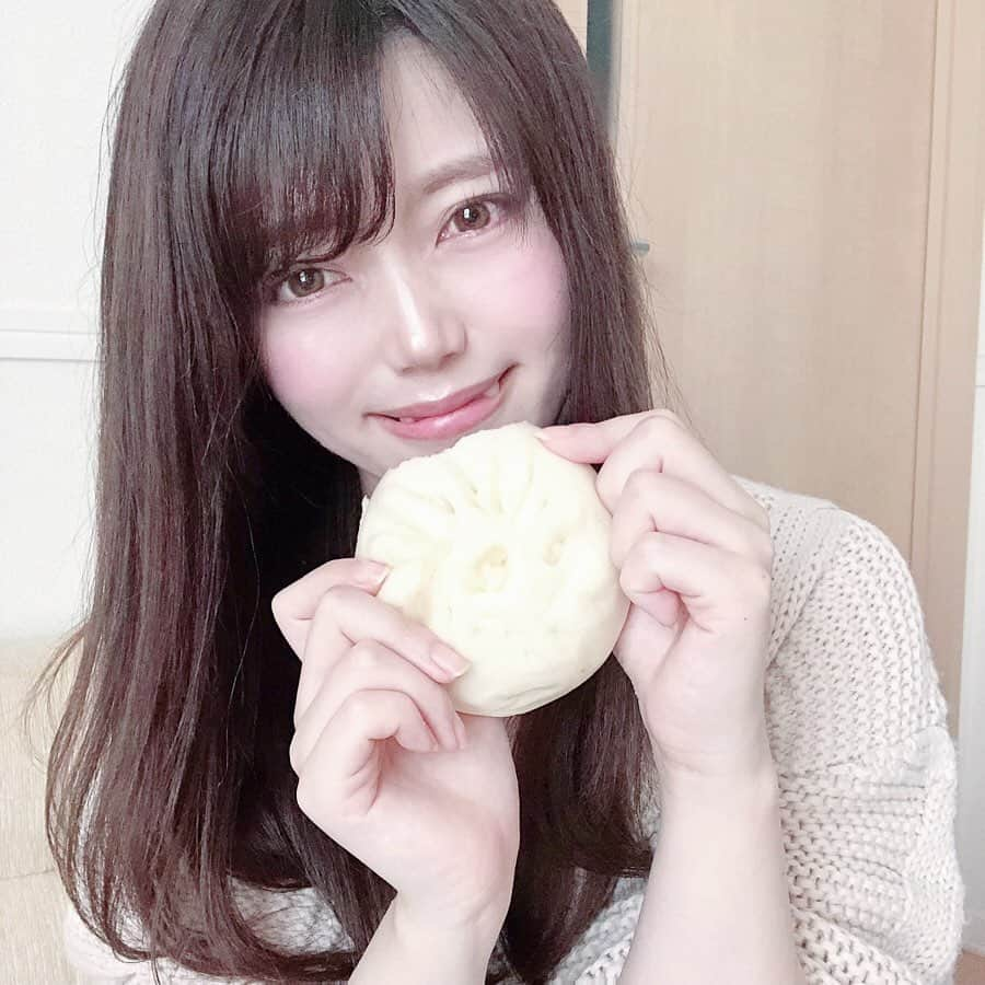 山田あかりさんのインスタグラム写真 - (山田あかりInstagram)「久々にストレートヘア👼  外食出来ないから宮崎県"中華菜館 東天閣"さんの豚まん5個セットの  #おとりよせグルメ したよ❤  袋のまま500wで1分レンジでチンするだけだから簡単😍  冷凍庫に入れておくと3ヶ月持つみたい🥰  すっごく美味しくてペロッと食べちゃった🤤  #おうちレストラン #宮崎自家製豚まん #中華菜館東天閣 #中華菜館 #東天閣 #豚まん #地方創生 #おうち時間 #宮崎県 #食べるの大好き #ニット #mimitoujours #ストレートヘア #いいね返しは絶対 #おうち時間を楽しむ #美味しい #肉まん」5月8日 19時45分 - akari030201