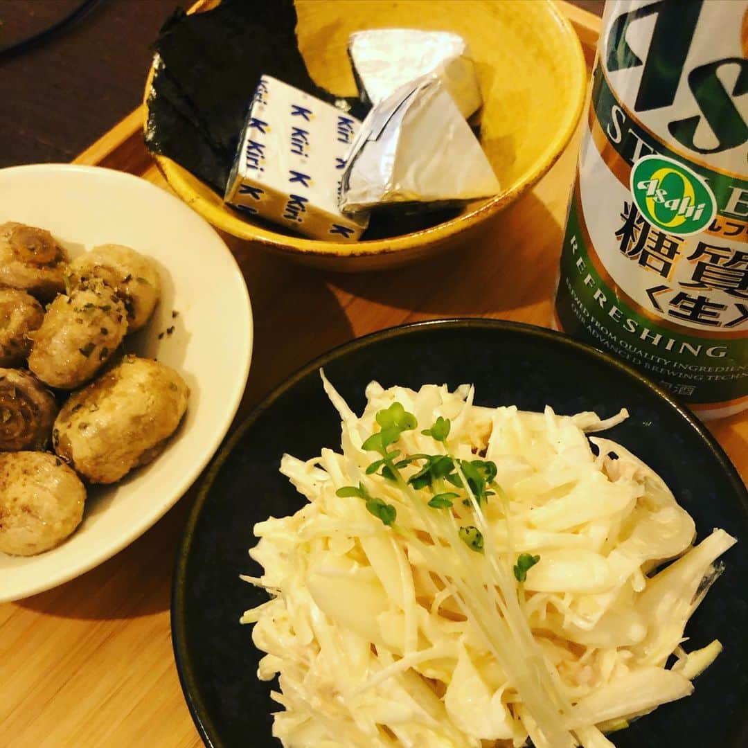 黒木渚さんのインスタグラム写真 - (黒木渚Instagram)「本日の晩酌セット。  友達からナイスな仕送りが来たので、らっきょうのサラダを作ってみた。 辛くて旨い！！ マッシュルームはオリーブオイルと塩で焼いただけ〜  あと海苔とチーズ〜  乾杯〜」5月8日 19時50分 - nagisa_kuroki