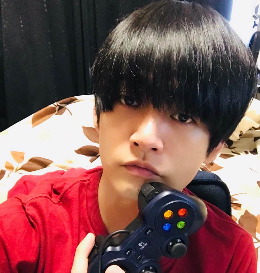 坂口和也のインスタグラム：「おうち時間は少しでも楽しく🎮 たまには絵だけではなく、あんな絵を描いている自分も出ておこう😂🖍 #坂口和也 #おうち時間 #俳優 #ドラマ #映画 #舞台 #ゲーム #睡眠不足 #気をつけよう #適度な運動 #散歩 #ジョギング #準備 #大切 #よく食べる #体幹トレーニング #器具 #増えた #お借りします #またそのうち #登場します #本人 #お絵かき #楽しくて」