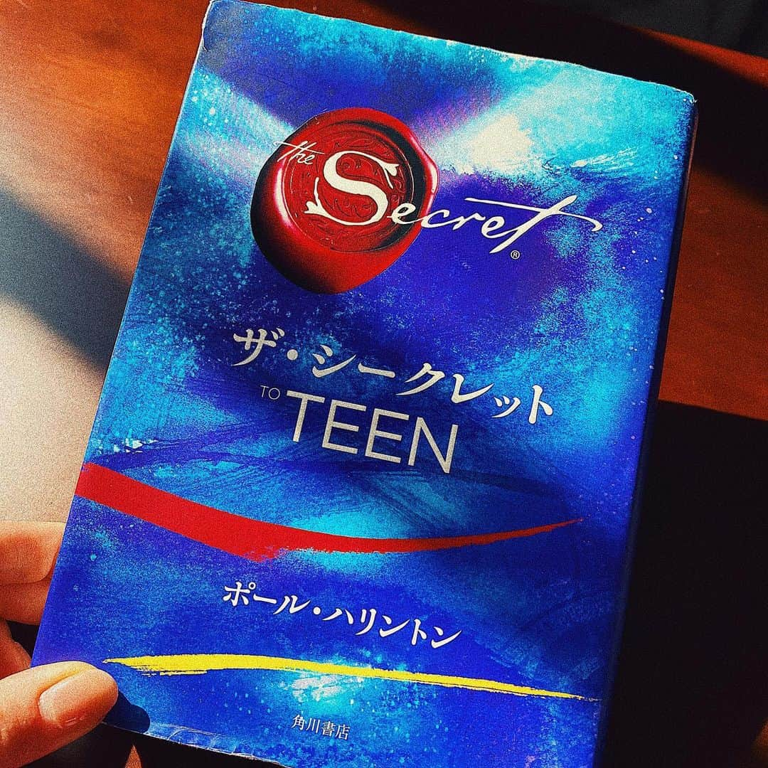 平祐奈さんのインスタグラム写真 - (平祐奈Instagram)「7Days Books Cover Challenge📚 3冊目『ザ•シークレットto TEEN』 • 18歳の誕生日にマネージャーK氏がプレゼントして下さった本。 • 自分の持ってる感情や気分で言葉の捉え方が変わるから何度も読み返したくなる1冊。 秘密って魅力的な言葉よね🌹 • お次は @rio_yamashita_official ちゃんにバトンタッチさせて貰います🤞 #bookcoverchallenge  #山下リオ ちゃんよろしくね🥰📘 #祐奈の読書日記」5月8日 19時57分 - yunataira_official