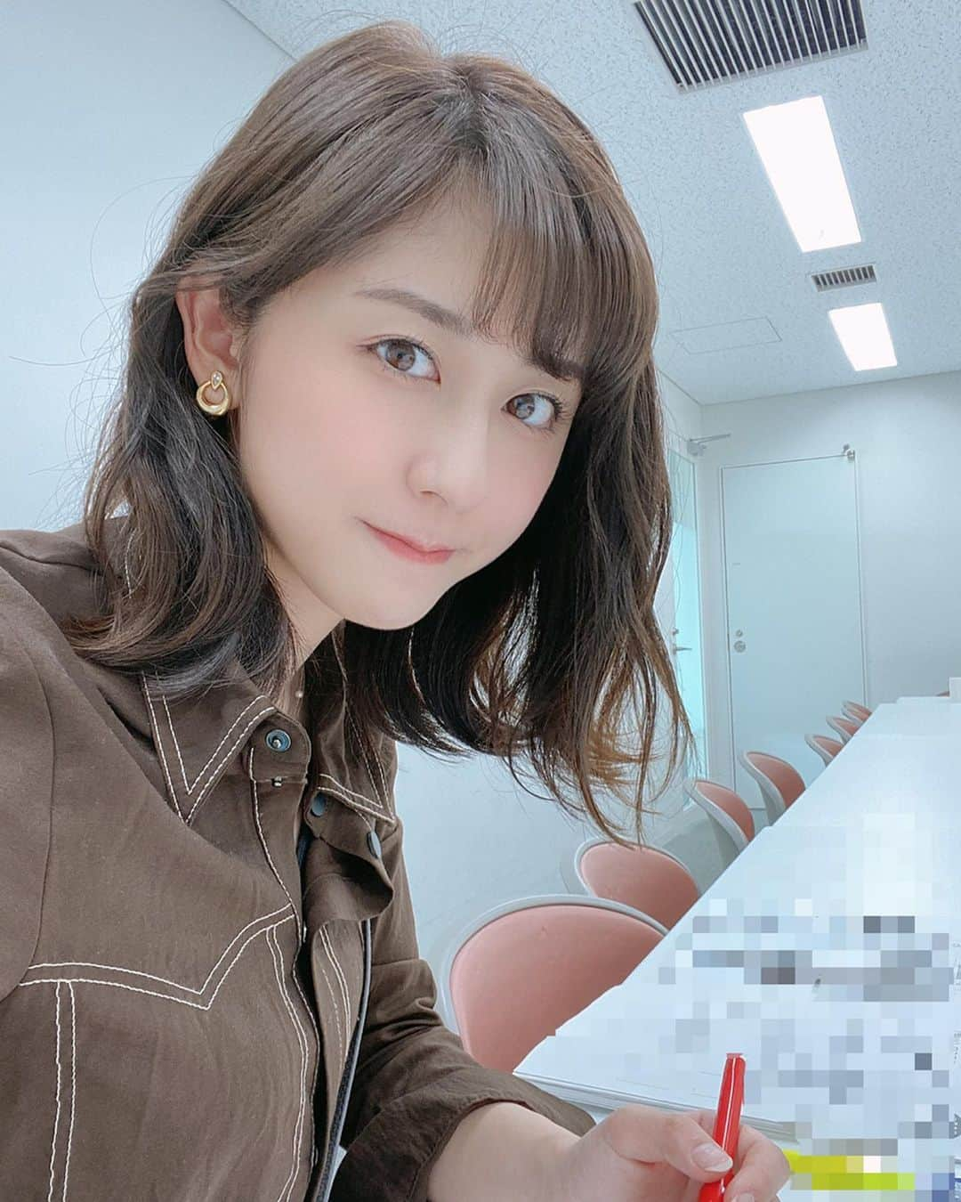 斎藤ちはるさんのインスタグラム写真 - (斎藤ちはるInstagram)「モーニングショーの裏側🤏 . . 本番まで感染対策のため1人きりで準備しており、結構寂しいです… . 早く他の出演者の方々やスタッフさんといっしょに準備をして番組をお届けしたいですね😌 . . #他の出演者の方々が #リモート出演になり #はや数週間 #スタジオも #私には広すぎます #日常が戻りますように . . #斎藤ちはる#テレビ朝日アナウンサー#テレビ朝日#テレ朝アナウンサー#テレ朝#アナウンサー#羽鳥慎一モーニングショー#モーニングショー#月曜日から金曜日まで#あさ8時から#ソーシャルディスタンス#感染予防#早く終息しますように#また来週#からも#お願いします」5月8日 20時01分 - chiharu_saito_ex