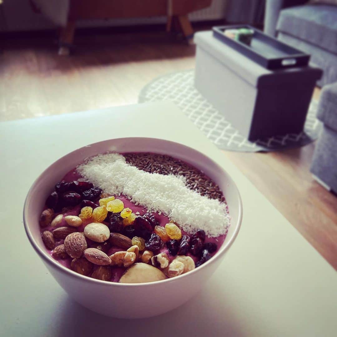 ヴェラ・ファン・ポールのインスタグラム：「S M O O T H I E B O W L 🍓🍌🥥」