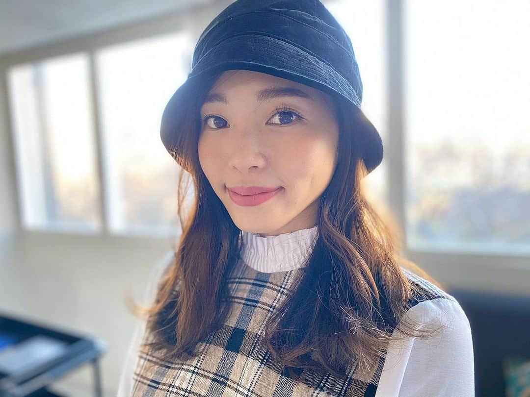 元美容部員 和田さん。さんのインスタグラム写真 - (元美容部員 和田さん。Instagram)「早く太陽に照らされて、﻿ お友達と、家族とコーヒー☕️でも﻿ 飲みたいな〜っ😞☂️✨ ﻿ ﻿ ﻿ この日は春メイクの撮影だったので﻿ コーラル系のチークとリップに合わせて﻿ 目元も温かみのある赤みブラウンを。👀 ﻿ ﻿ つけまつ毛は神崎恵さんの﻿ ラッシュボーテです。﻿マツエクみたいに フワッと上がる軽いアイラッシュ。 やっぱり、ふと眉✖️つけまが個人的に 1番盛れるドールメイク💄  リップはDiorの限定品だったんだけど 廃盤のようで、紫みのラメ入りで ケバくないのにお人形感を演出してくれる☺️ ﻿ 皆さん、お元気ですか？？？🙇‍♀️✨✨ ﻿ 自粛期間中もあっという間にすぎる毎日。﻿ 私は食べることにもっぱら夢中🐷﻿ 今日の夜ご飯は何ですか？🍜🍙 ﻿ 私はこれから買い出しにスーパーに行きます💼 好きなもの食べて、幸せに浸る時間も良いよね🥰 ﻿ 夜に家トレすればノー問題⭕️🙆‍♀️﻿ あ、あと皆さん、今前髪ってどうしてる？ 伸ばしてる？それともきってますか？ 迷うな〜。どんな憧れの女性に近づこう。 こうやって妄想してる時間、女子の特権ですよね😊 ﻿  P.s﻿ 花粉症、はじまりました。 ５分に1回はくしゃみします。 わざとじゃないです。  P.s 矯正、歯が動いてる真っ只中で 痛みが出てきました。 前歯で何かを噛めません👋でも並んできました また報告しますね！🦷」5月8日 20時10分 - wada.akane