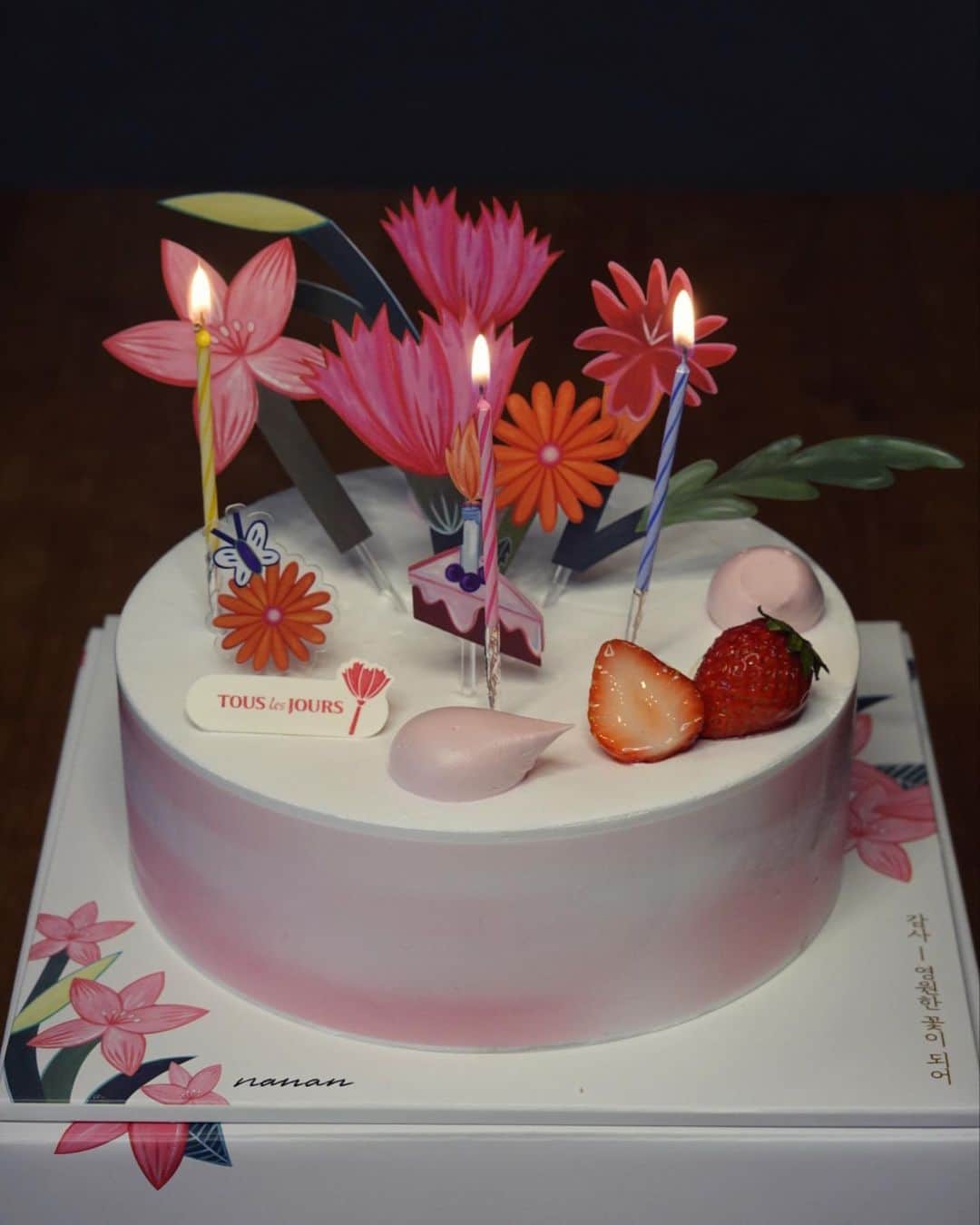 チャン・ユンジュのインスタグラム：「엄마 아빠 사랑해요. ❤️🌷🎂 그 자리에 있어줘서 얼마나 든든하고 감사한지 몰라요. 오래 오래 건강하게 우리와 함께 행복하게 살아요.  #늘그리운엄마냄새 #존재로충분한아빠」