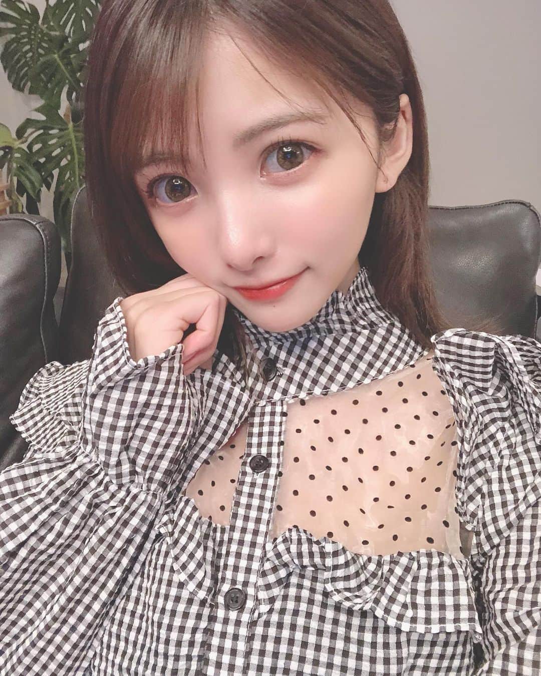 岡田栞奈のインスタグラム：「お気に入りブラウス❤︎ 一目惚れきゅん😻 #一目惚れ #チェックブラウス #シースルートップス」