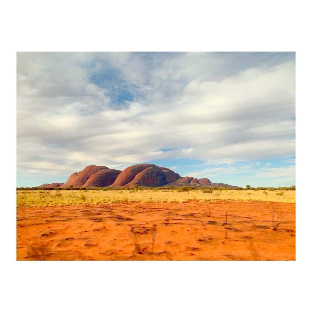 外岡えりかさんのインスタグラム写真 - (外岡えりかInstagram)「. オーストラリアの旅についての新たな記事を更新しました🙋‍♀️ 是非ブログをご覧ください📝  #一人旅 #オーストラリア #エアーズロック #ウルル #australia #uluru #katatjuta #katatjutanationalpark #カタジュタ #ulurukatatjutanationalpark #mountolga #ayersrock」5月8日 20時22分 - erica_tonooka